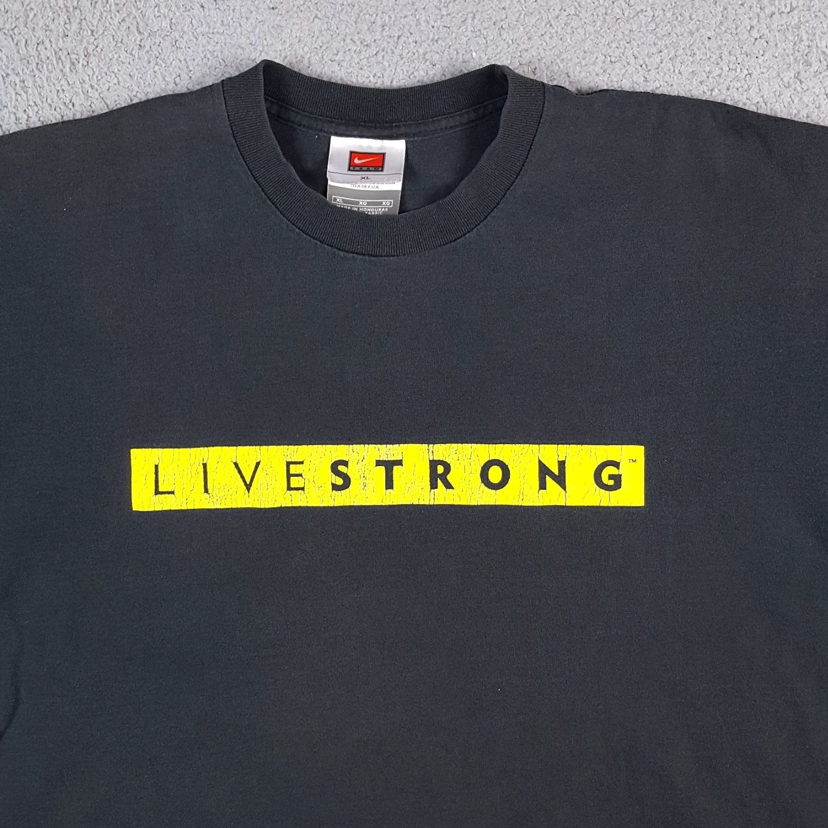 Nike VINTAGE Nike T-Shirt XL Mens Y2K Lance Armstrong Livestrong Biking Race Black 90s Retro Sports Size US XL / EU 56 / 4 - 2 Thumbnail