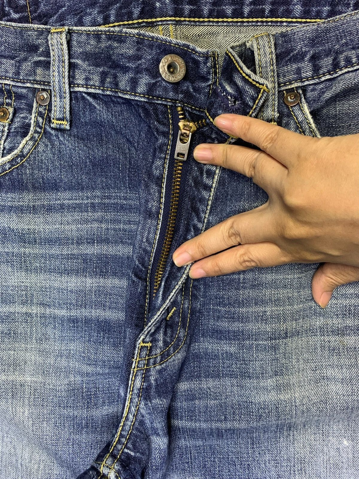 Levi's Vintage 90s Levis 502 Faded Wash Distressed Baggy Jeans Size US 32 / EU 48 - 3 Thumbnail