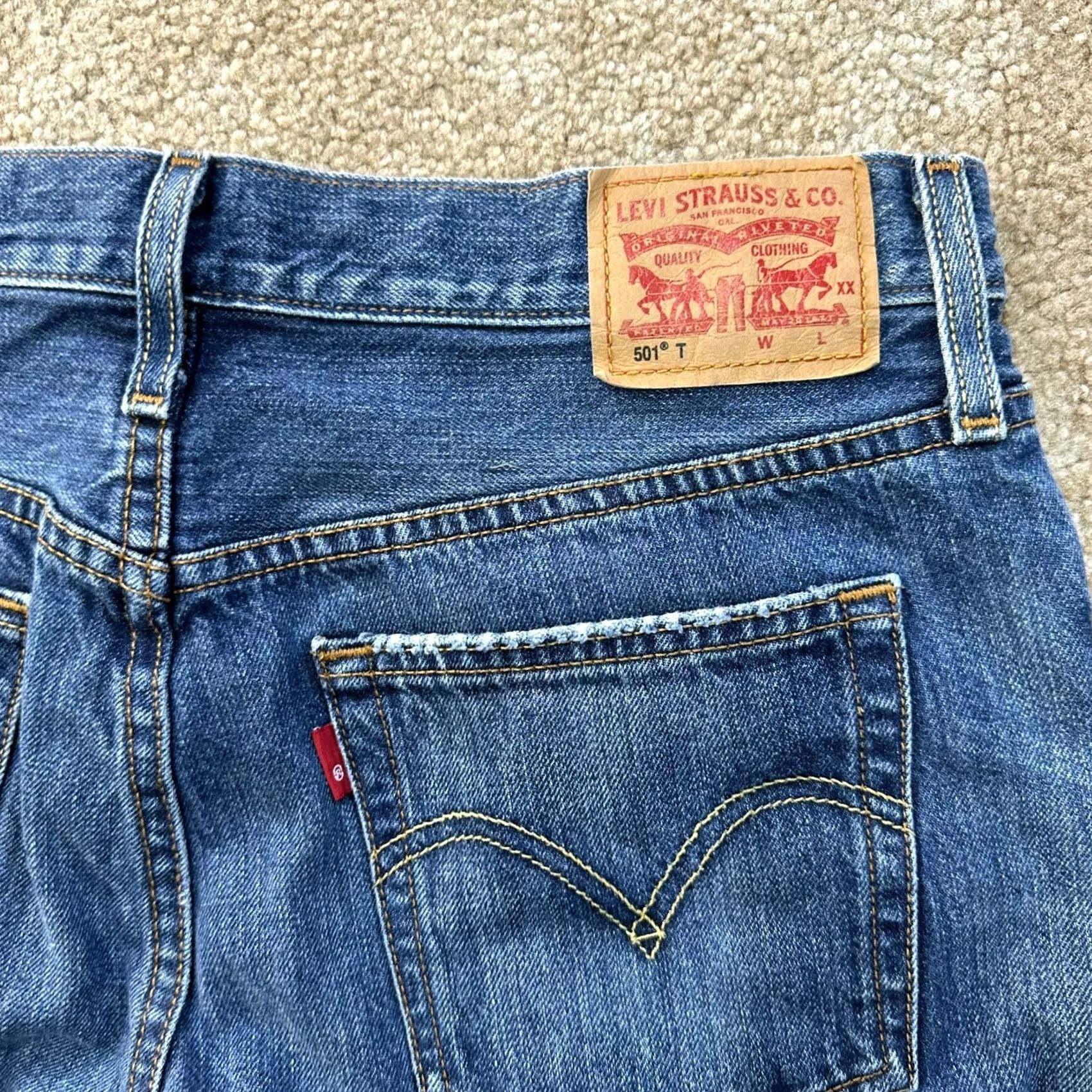 Levi's Levi's 501 Jeans Women's 28x28 Blue Denim Button Fly Tapered Regular Rise 5-Pocket USA Pattern Smoke Blue (Note: If including "USA" as theme) Size 28" / US 6 / IT 42 - 4 Thumbnail