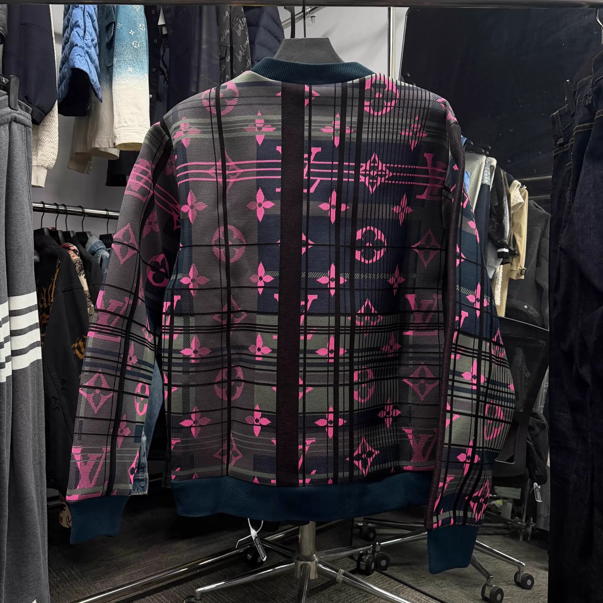 Louis Vuitton LV black pink neon all over print space cotton sweat L Size US L / EU 52-54 / 3 - 5 Thumbnail