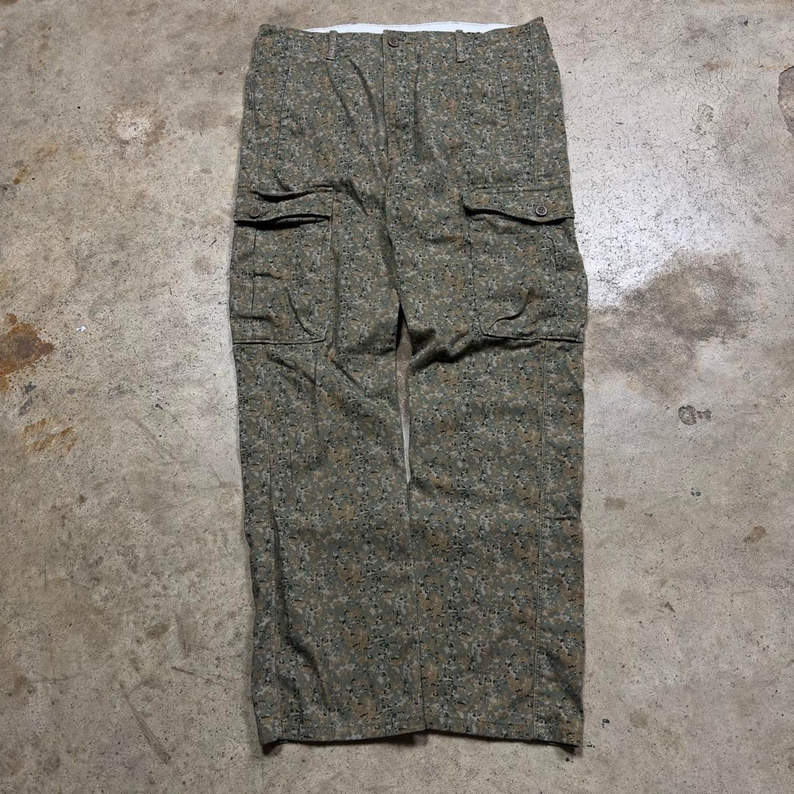 Japanese Brand × Levi's Levi’s Y2K Camouflage White Tab Cargo Pants Size US 34 / EU 50 - 1 Thumbnail