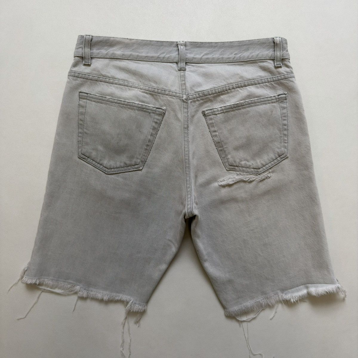 Helmut Lang OG ‘Thrashed’ Gray Cut Off Jean Shorts Size US 32 / EU 48 - 16 Thumbnail