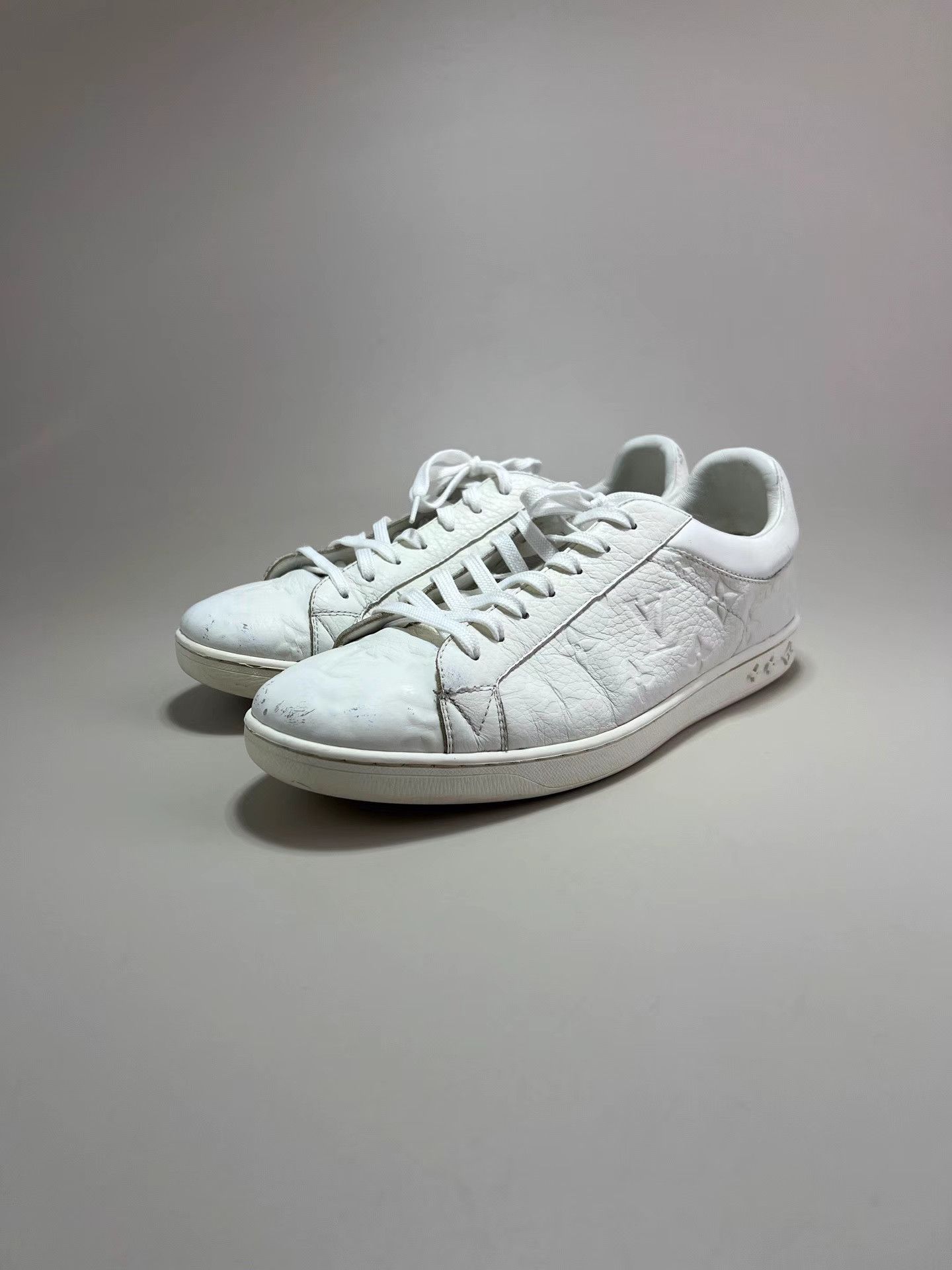 Louis Vuitton LOUIS VUITTON LV White Embossed Full Logo Low-Top Sneakers Size US 9 / EU 42 - 1 Thumbnail