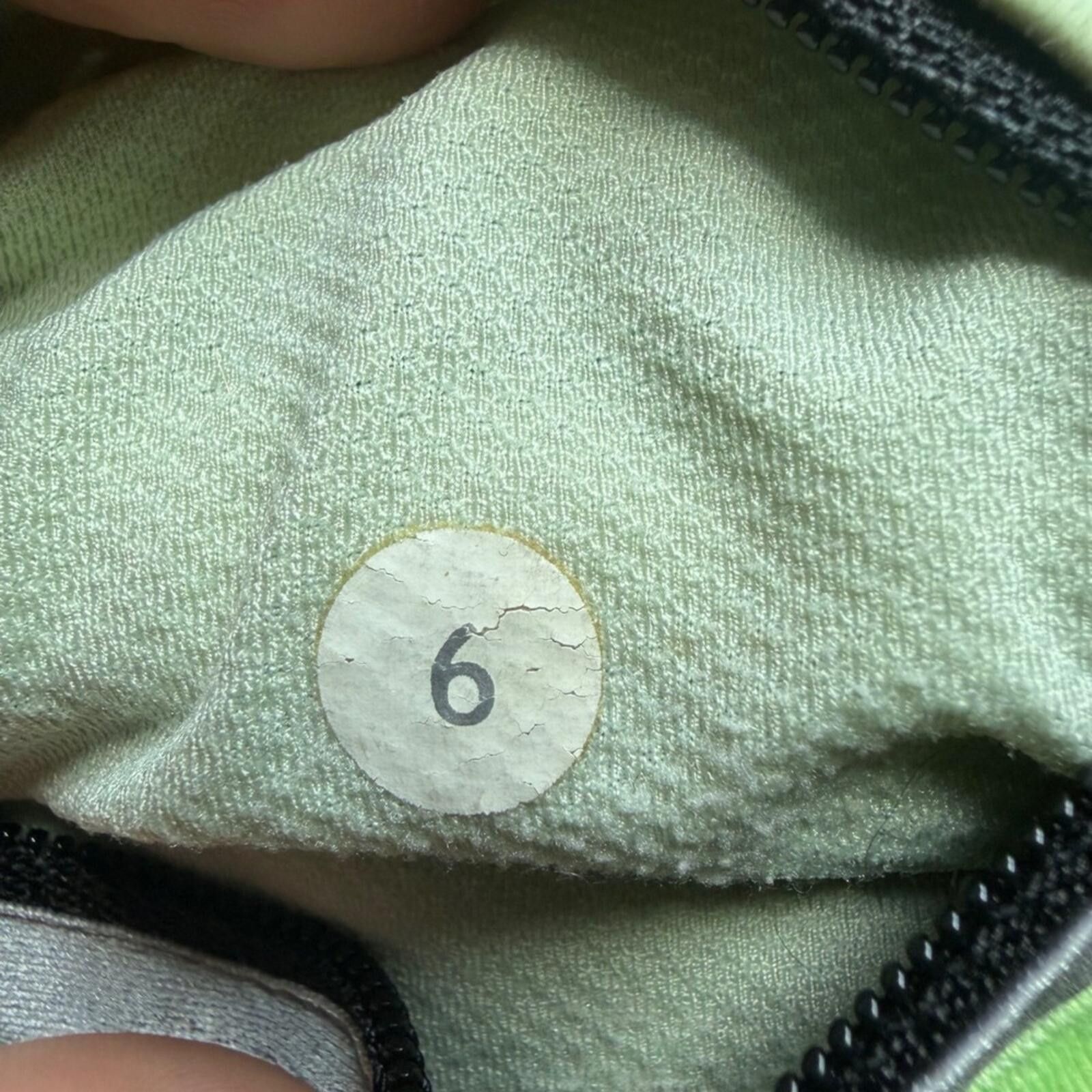 Lululemon Lululemon Black Crop Leggings Lime Green Size 28" / US 6 / IT 42 - 4 Thumbnail