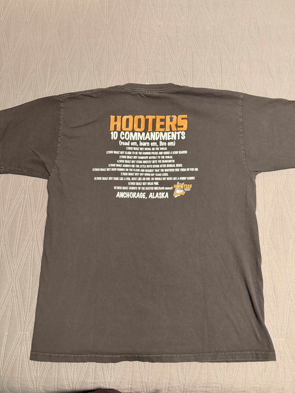 Other Vintage Hooters ‘10 commandments’ tee Size US XL / EU 56 / 4 - 1 Thumbnail