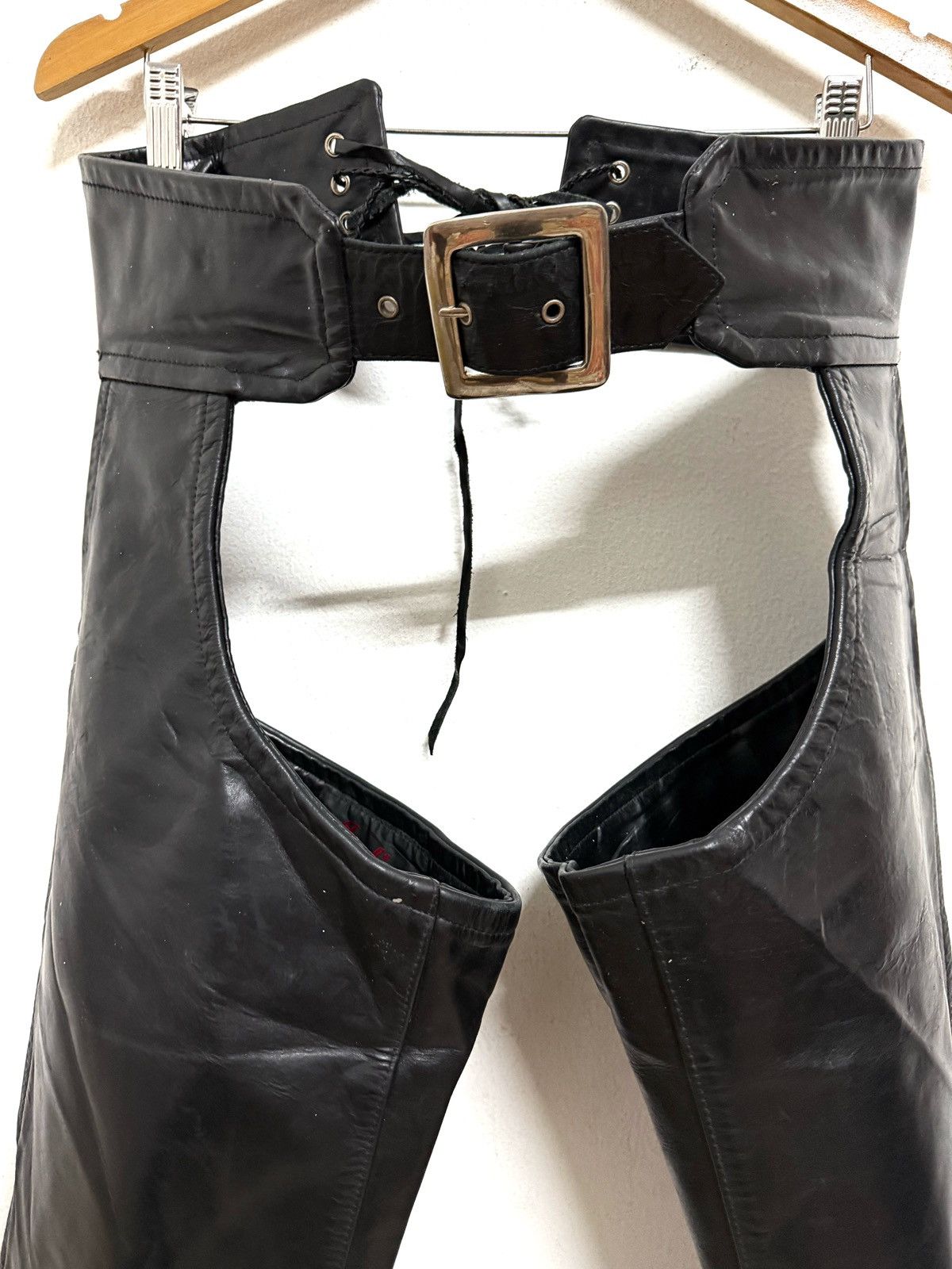 Chaps × Genuine Leather × Indian Motorcycle Indian Motorcycle Traditional Leather Chaps Size US 30 / EU 46 - 3 Thumbnail