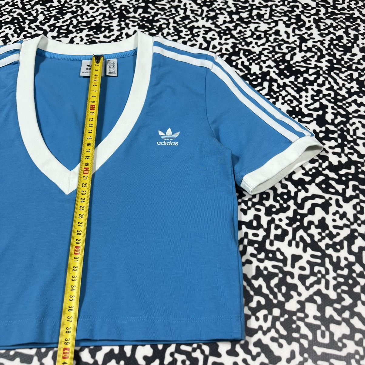 Adidas Vintage Y2K Adidas Retro V Neck Cropped T-shirt 90s Style Size S / US 4 / IT 40 - 15 Thumbnail