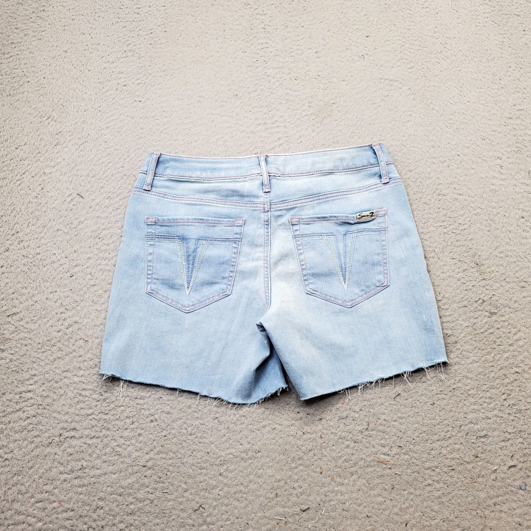 Vintage Seven7 Weekend Shorts Womens Size 4 Multi Denim Whiskered Light Wash Frayed Hem Bermuda Short Size 27" / US 4 / IT 40 - 2 Thumbnail