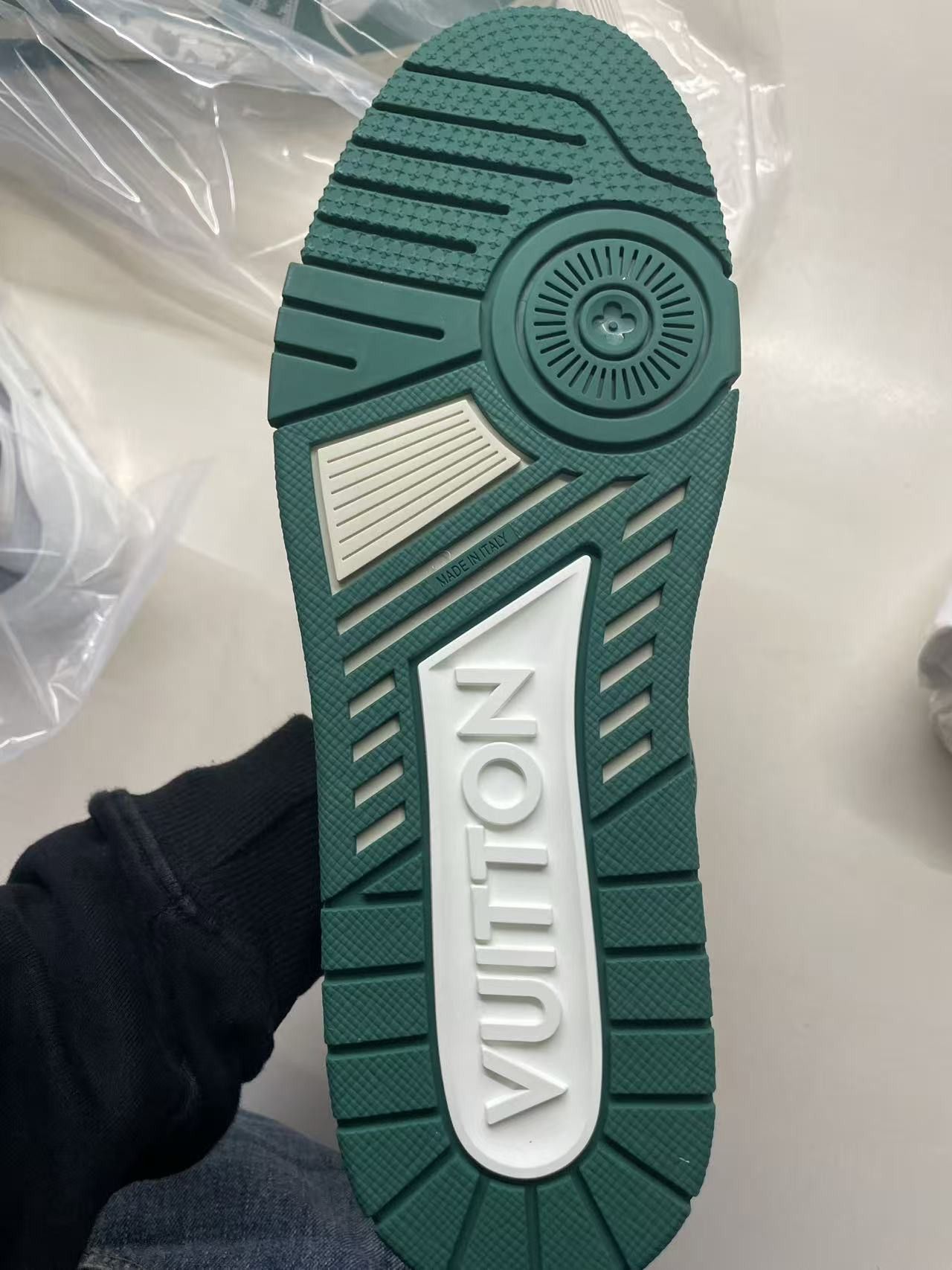 Louis Vuitton Louis Vuitton Green & White Leather Trainer Sneakers Size US 9 / IT 39 - 13 Thumbnail