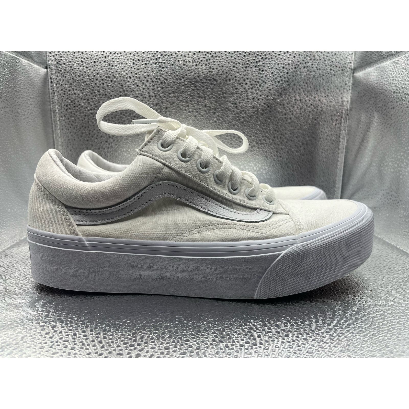 Vans Vans Adult Unisex Old Skool Skate Shoes True White USED Size US 7.5 / EU 40-41 - 1 Thumbnail
