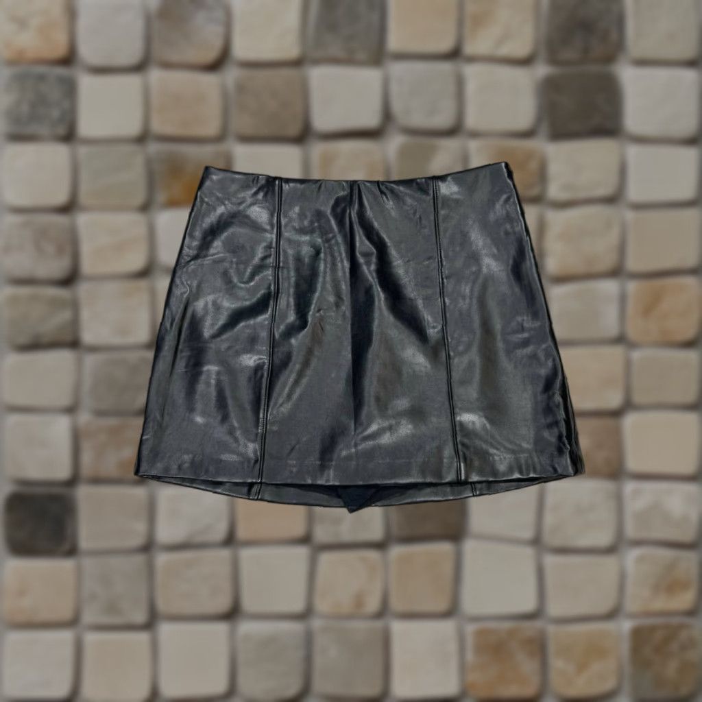 Abercrombie & Fitch Abercrombie & Fitch Mini Skirt Women Medium Black Faux Leather Side Zip Size 32" / US 10 / IT 46 - 1 Thumbnail