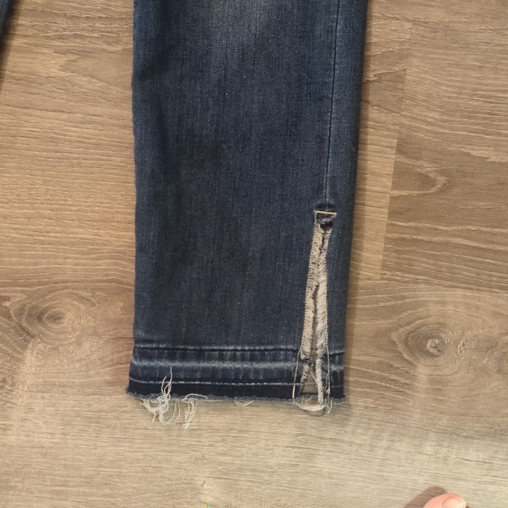 Judy Blue Judy Blue Fray Slit Hem Straight Jeans size 5/27 Size 27" / US 4 / IT 40 - 4 Thumbnail
