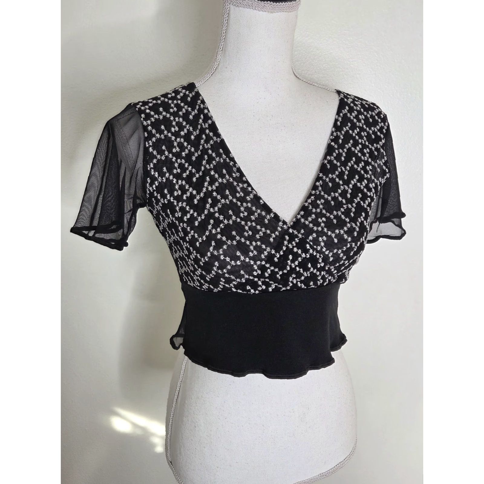 Vintage VINTAGE Y2k Black Sheer Crop Top Floral Embroidered Short Sleeve V Neck Wrap XS Blouse Womens Size XS / US 0-2 / IT 36-38 - 2 Thumbnail