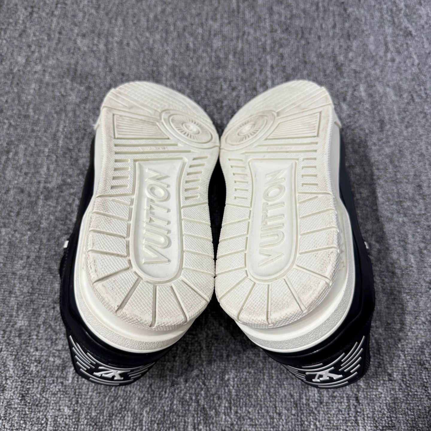 Louis Vuitton lv black & white trainer 7.5 Size US 7.5 / EU 40-41 - 4 Thumbnail