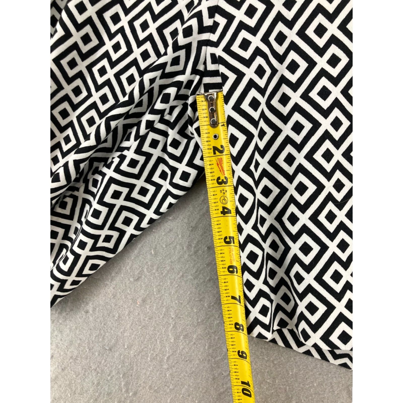 Vintage Krazy Larry Bermuda Stretch Womens Shorts Geometric Black 2 Bermuda Stretch Casual Travel Inseam 8 Nylon Spandex Rayon Flat Front Classic Size 26" / US 2 / IT 38 - 5 Thumbnail
