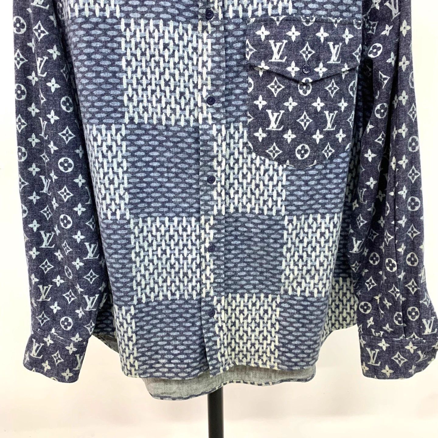 Louis Vuitton LOUIS VUITTON Logo Patch Single-Breasted Shirt XL Size US XL / EU 56 / 4 - 4 Thumbnail