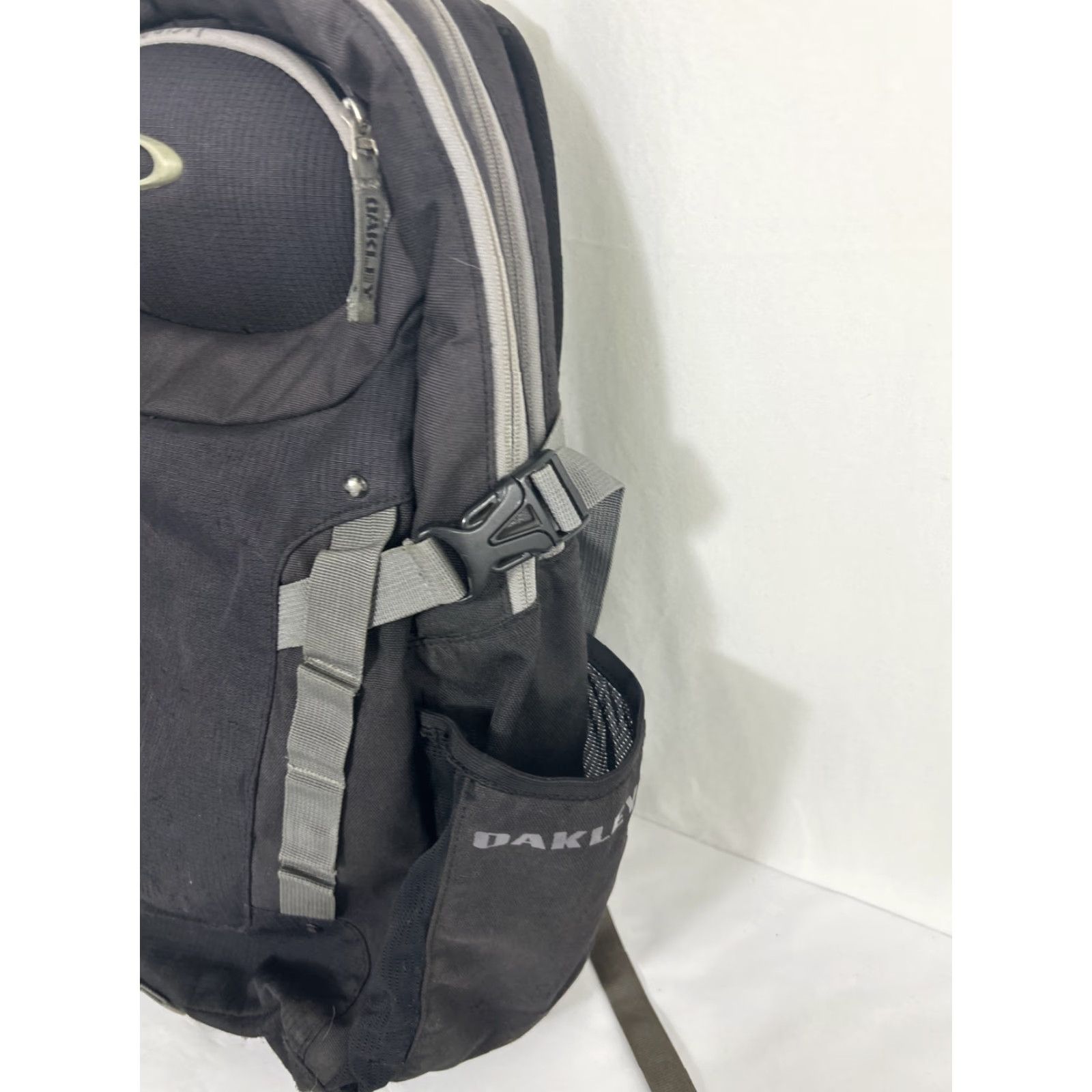 Oakley Oakley Status Backpack Men 18.5x14x6 Black Gray Chess Strap Nylon Padded Inner Pockets Bottle Pocket Adjustable Strap Outdoor School Sports Size ONE SIZE - 3 Thumbnail