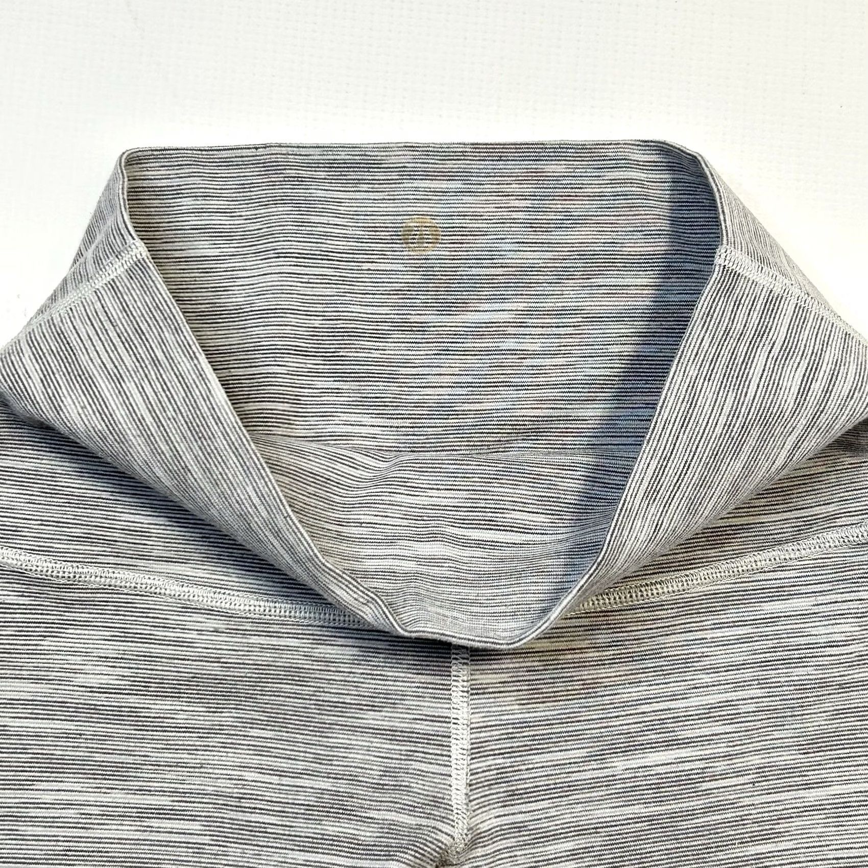 Lululemon Lululemon Wunder Under High Rise Crop Leggings Gray Striped Size 6 Womens Athletic Activewear Slim Ankle Size 28" / US 6 / IT 42 - 3 Thumbnail