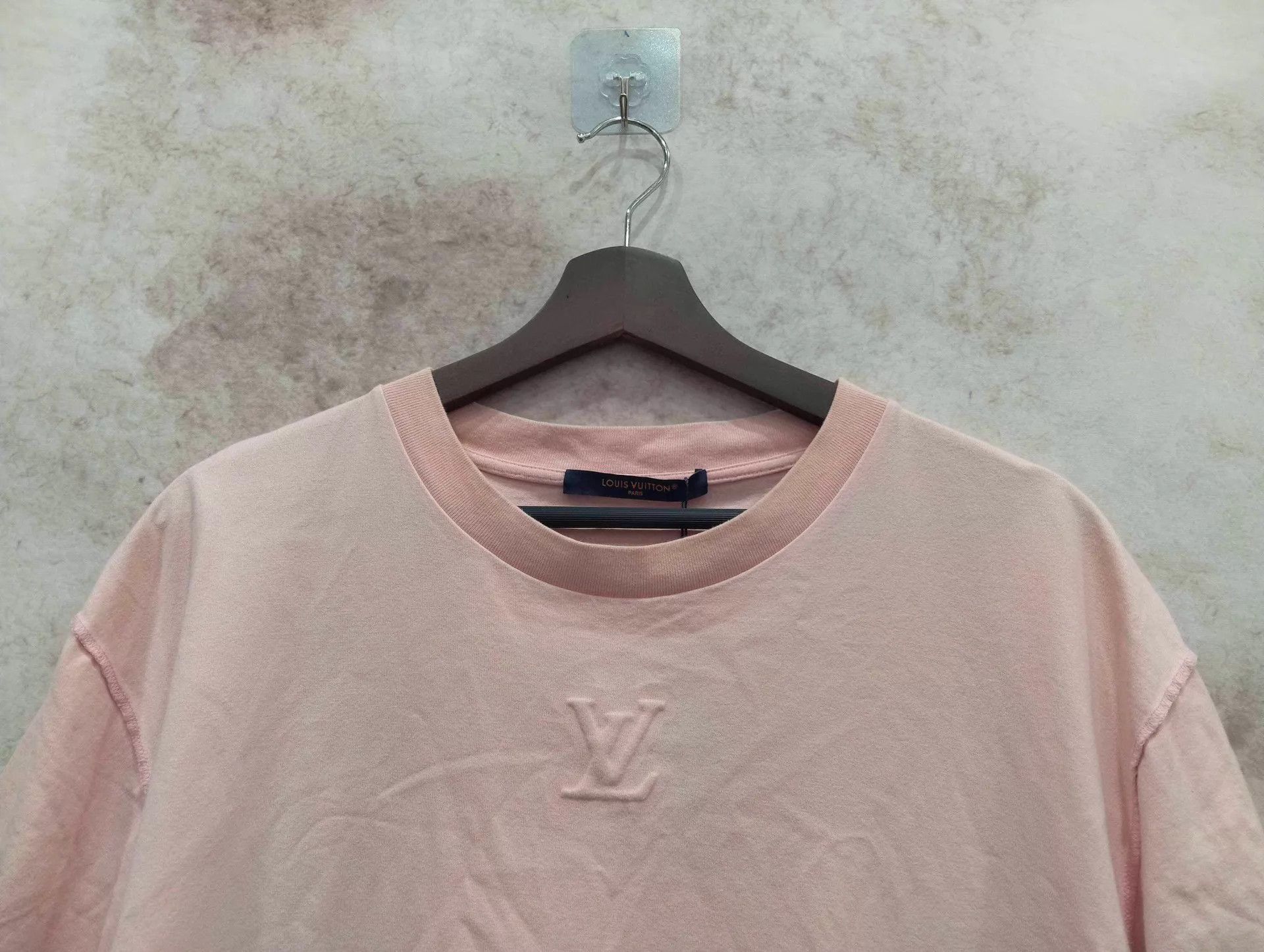 Louis Vuitton LV Pink Embossed Logo Short Sleeve Tee L Size L / US 10 / IT 46 - 3 Thumbnail