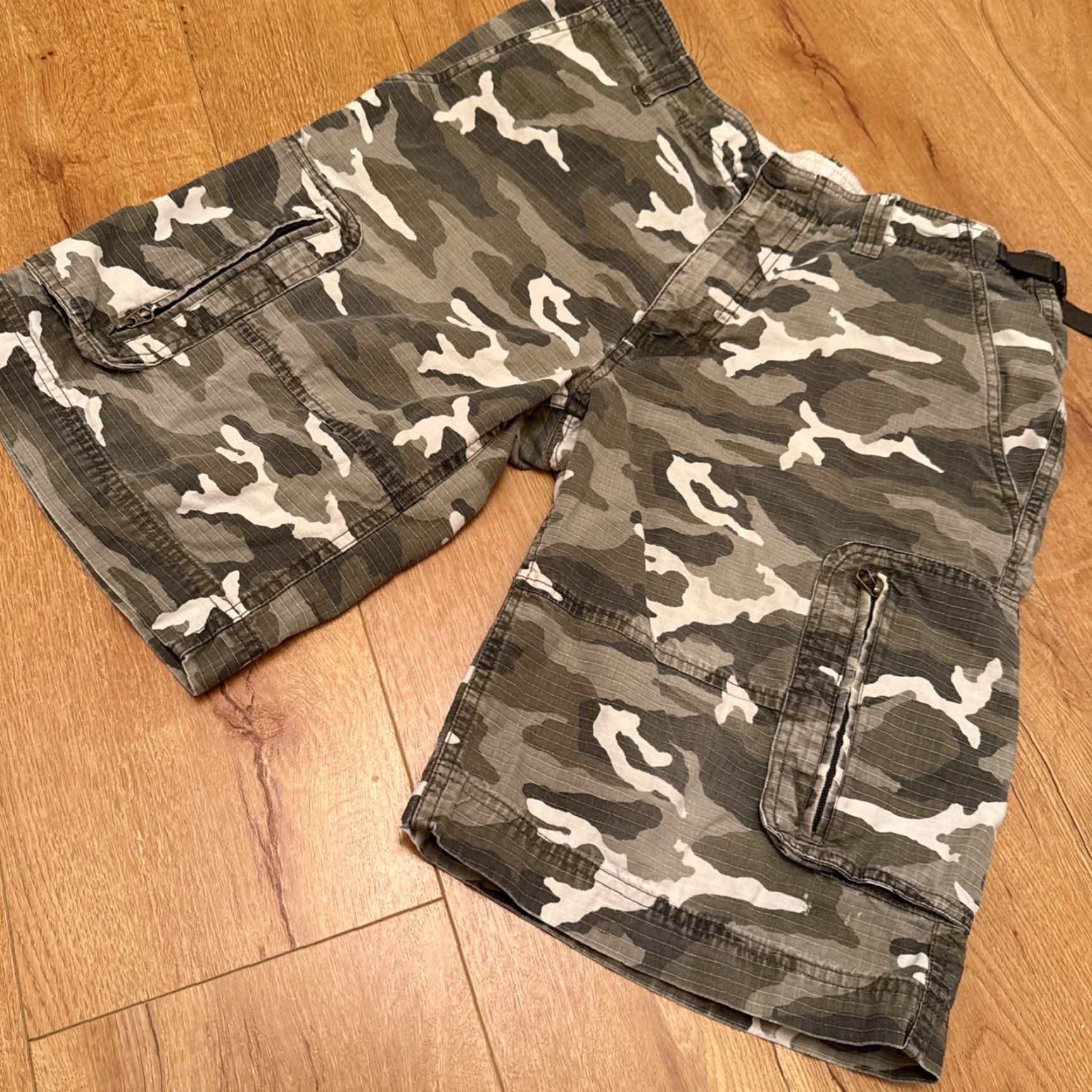 The North Face The North Face Grey Camouflage Pattern Cargo Shorts Size 32 Multiple Pockets, Cargo, Men, Regular Fit, Grey, 32, Casual, Travel, Workwear Size US 32 / EU 48 - 2 Thumbnail