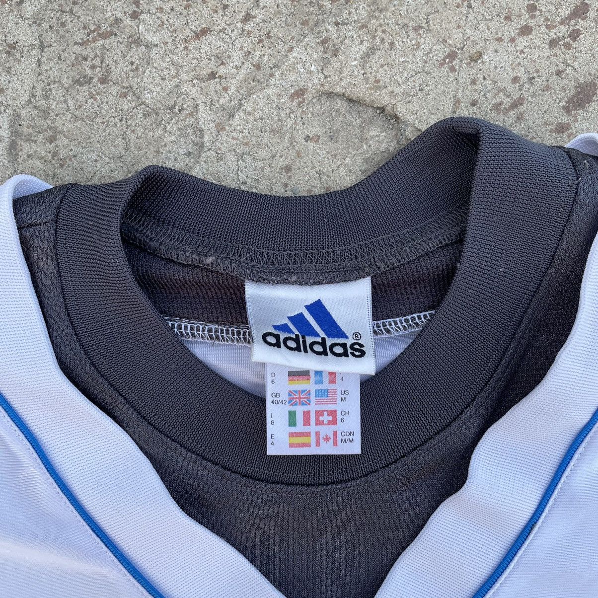 Adidas × Vintage Vintage Adidas T-shirts Small Logo Basketball Sport Y2K 90s Size US M / EU 48-50 / 2 - 8 Thumbnail