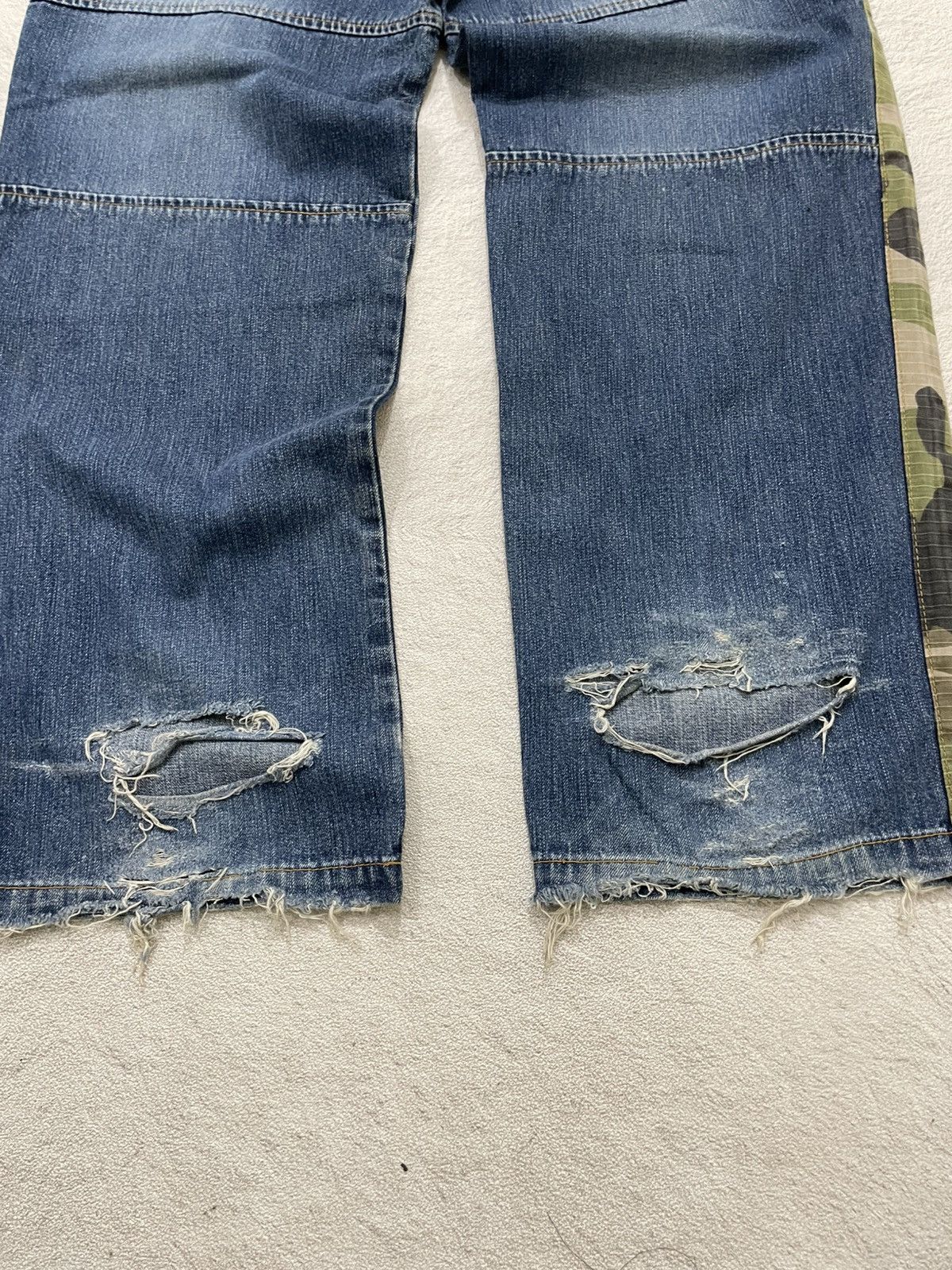 Japanese Brand 2000s Patchwork Denim Cargo Jeans with Camo Panels Size US 30 / EU 46 - 6 Thumbnail