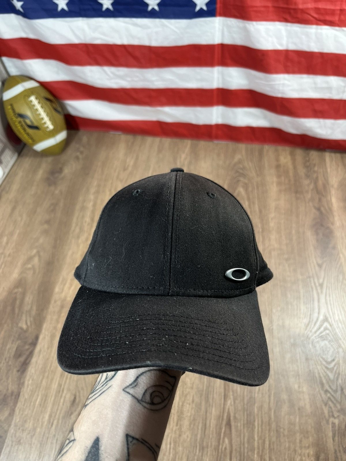 Oakley Oakley & New Era Cap Metal Logo Vintage Size 32 - 1 Thumbnail