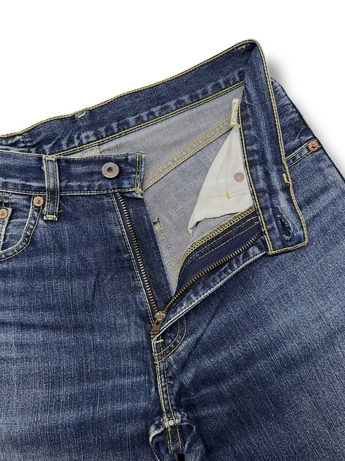 Vintage 05 Levi’s 502 Japan - Faded Wash Jeans