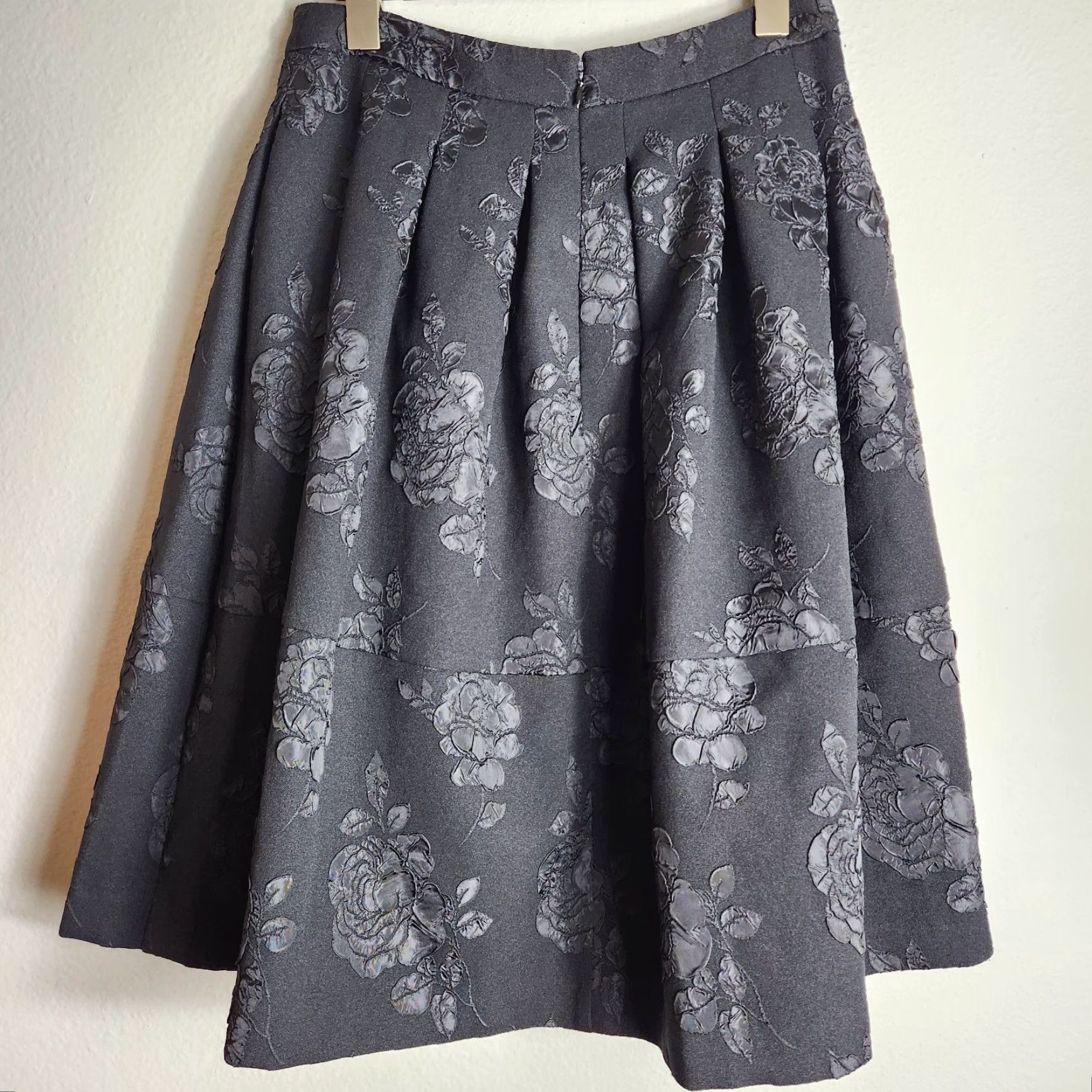 Vintage ELLE Skirt Women Knee Length Black Pleated Rose Applique Full Zip Polyester 6 City Floral Retro 90s Womens Size 28" / US 6 / IT 42 - 5 Thumbnail