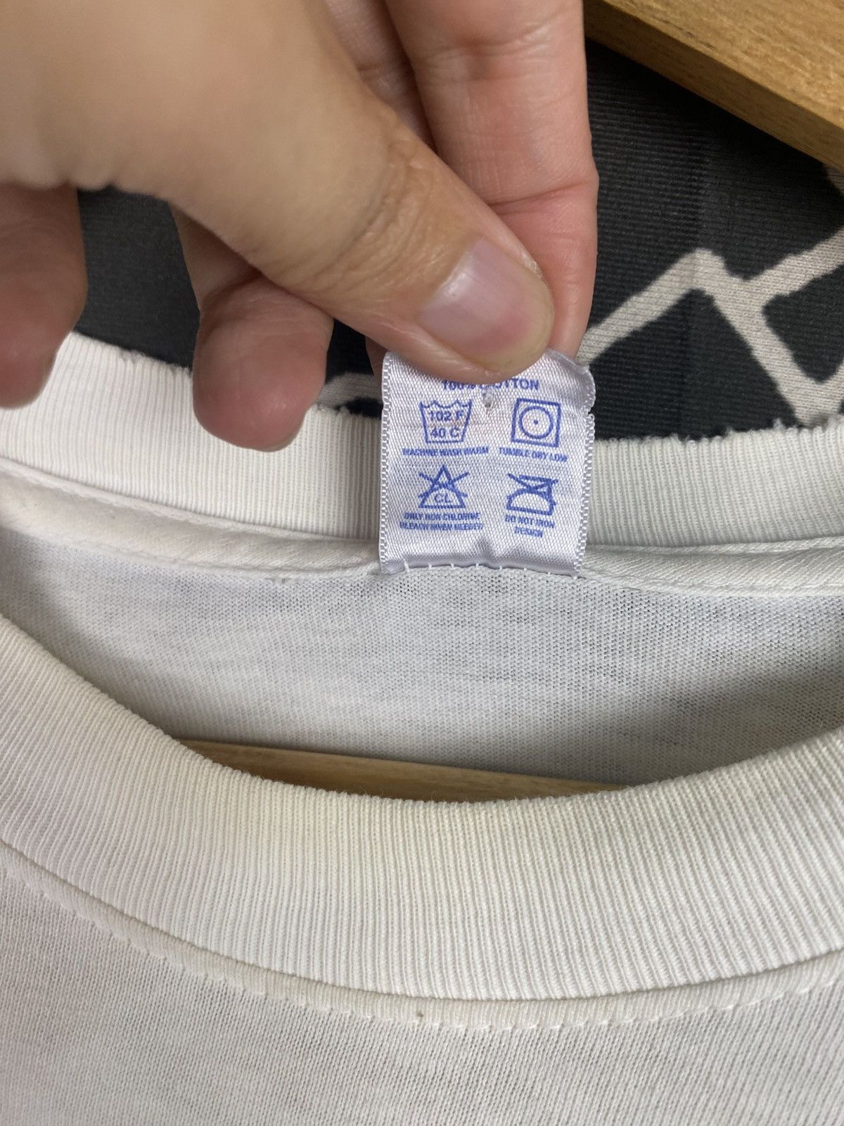 Undefeated Vintage Undefeated Distress Backhit logo Tshirt Size US XL / EU 56 / 4 - 8 Thumbnail