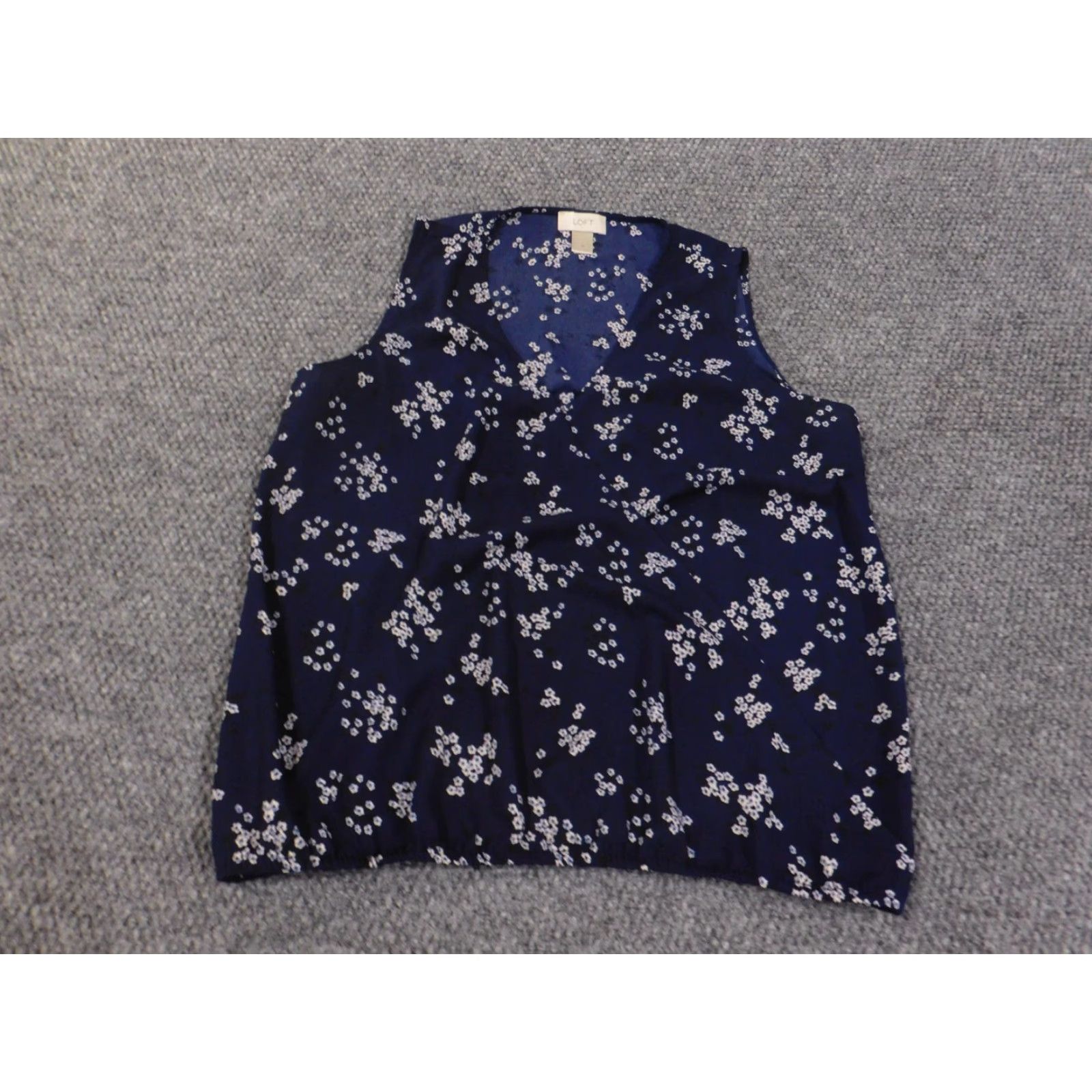 Ann Taylor LOFT Ann Taylor Loft Blouse Sleeveless V-Neck Floral Blue Polyester M Women Shirt Casual Size M / US 6-8 / IT 42-44 - 4 Thumbnail