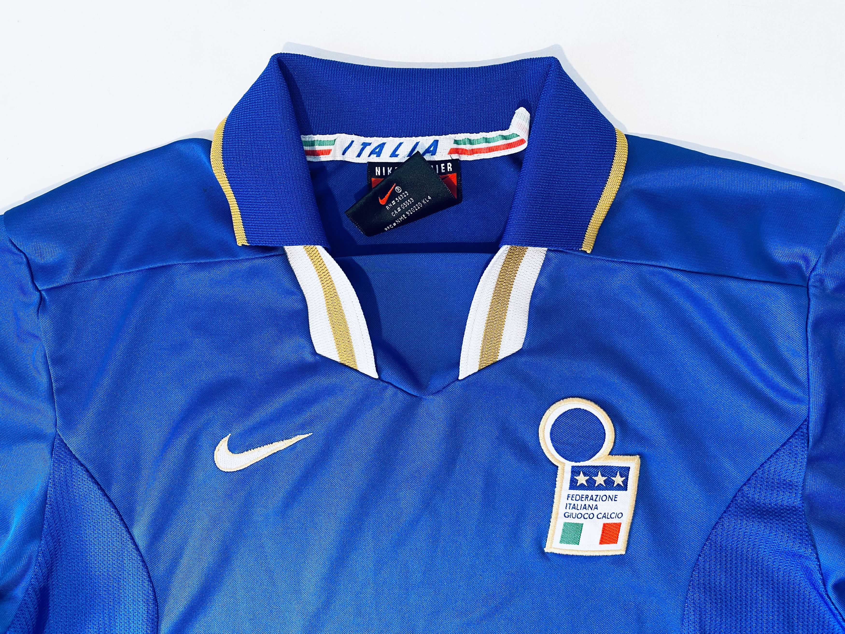 Nike Italy Euro 96 Home Football Shirt Jersey Long Sleeve Size US S / EU 44-46 / 1 - 6 Thumbnail