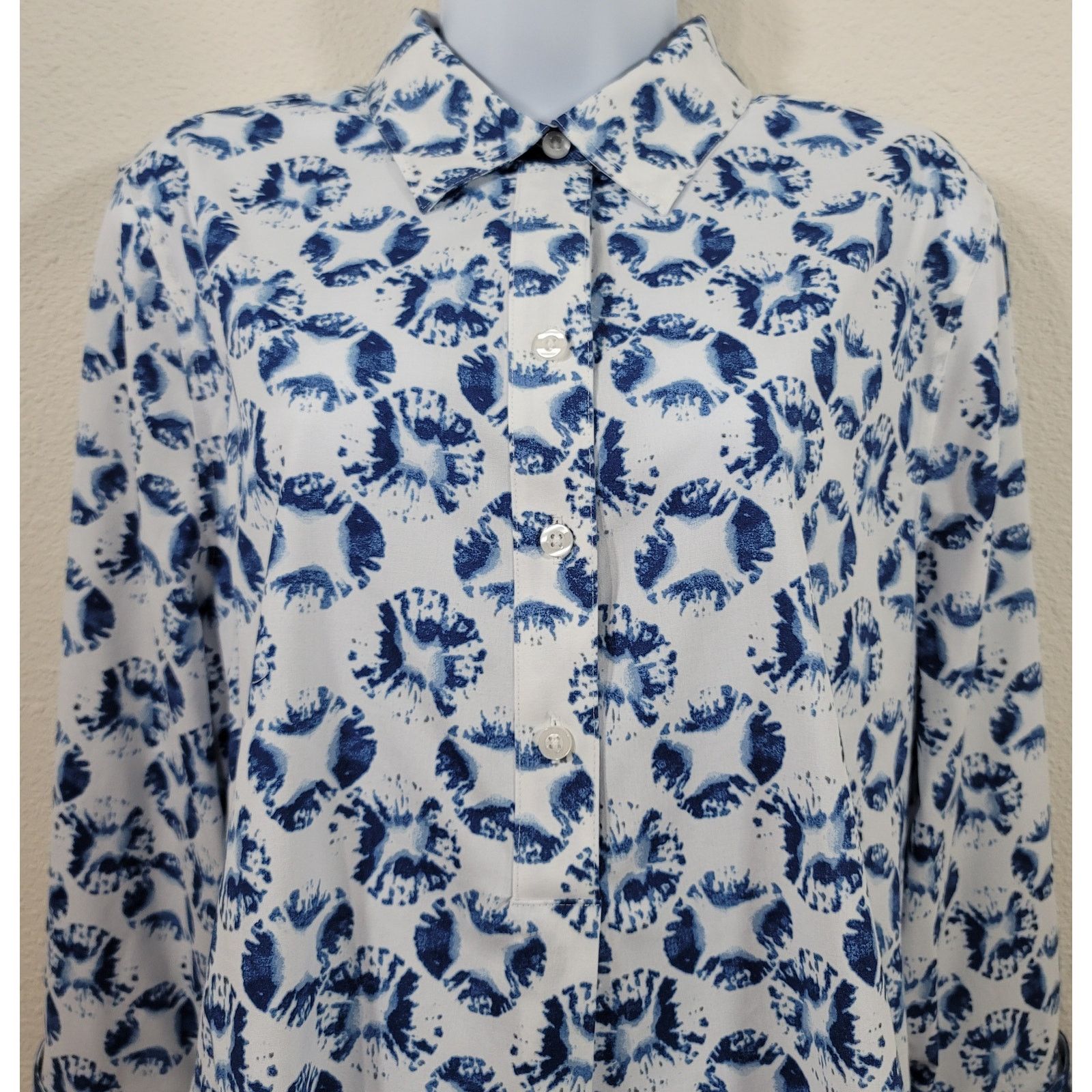 Chicos Chico's Blue Tie Dye Shells Henley No Iron Top 2 Large NWT Size L / US 10 / IT 46 - 5 Thumbnail
