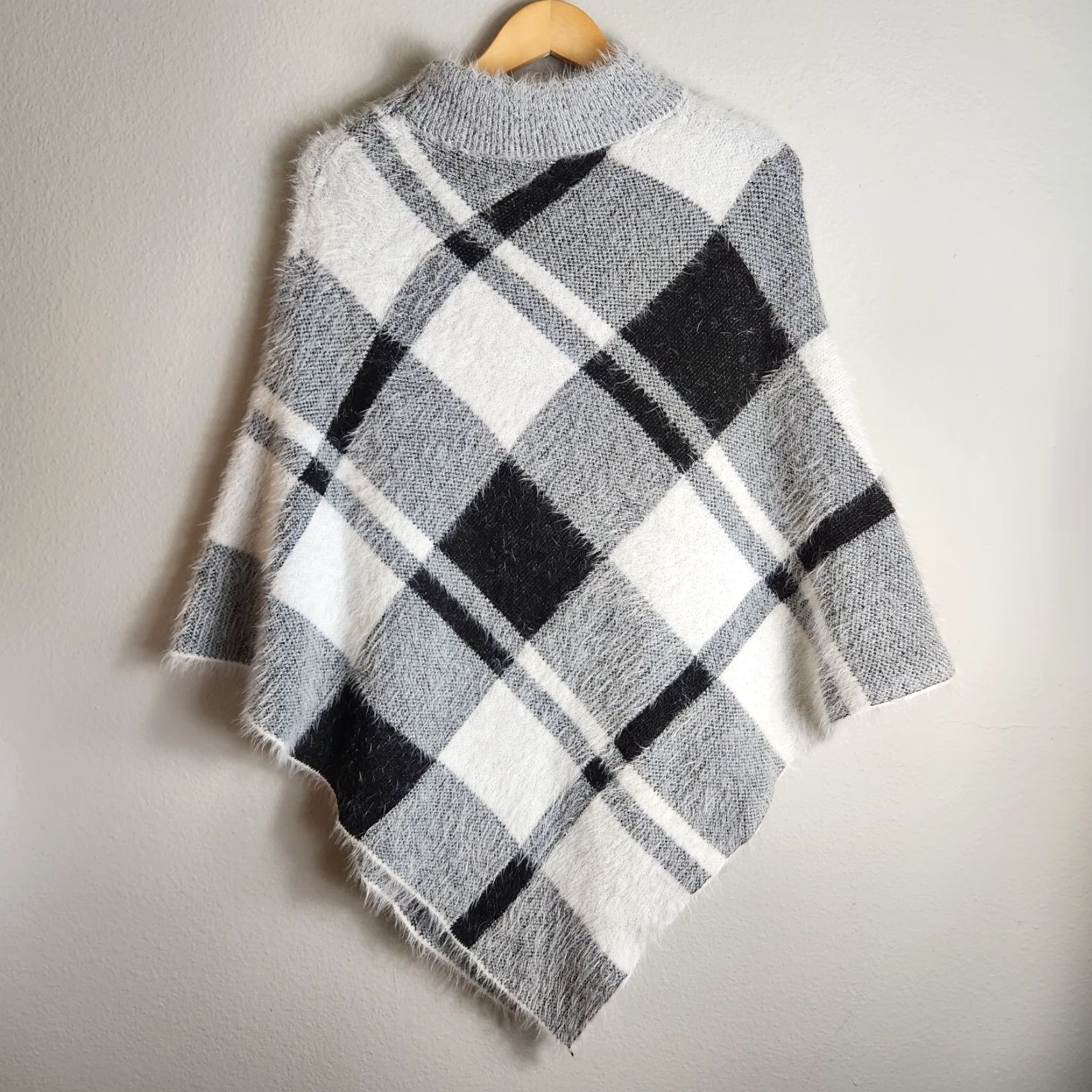 Vintage Womens Eyelash Black/White Plaid Poncho Sweater-OSFM Size ONE SIZE - 4 Thumbnail