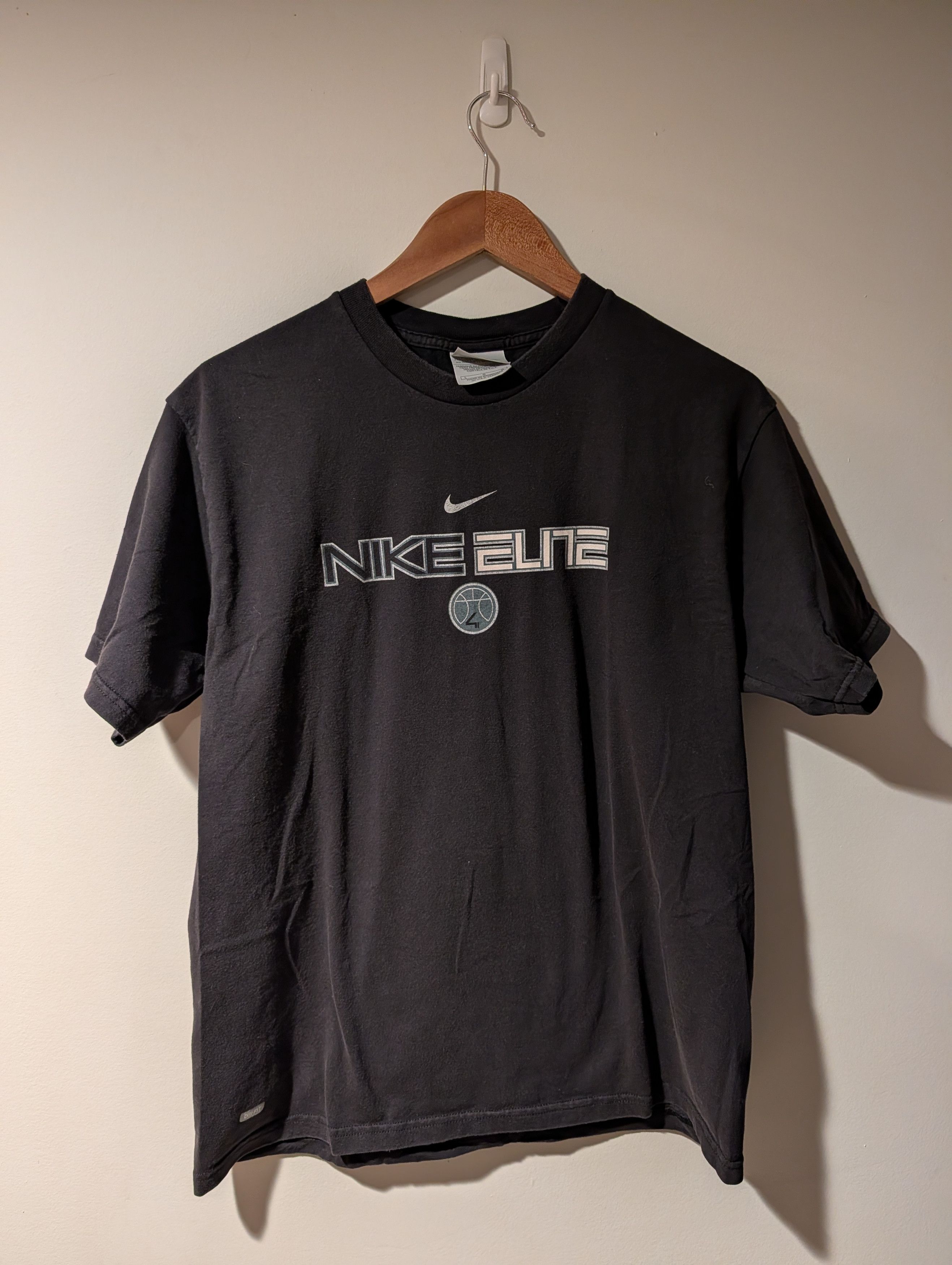 Nike Vintage Y2K Nike Elite Spell Out Basketball Dri-fit T-Shirt Size US L / EU 52-54 / 3 - 1 Thumbnail
