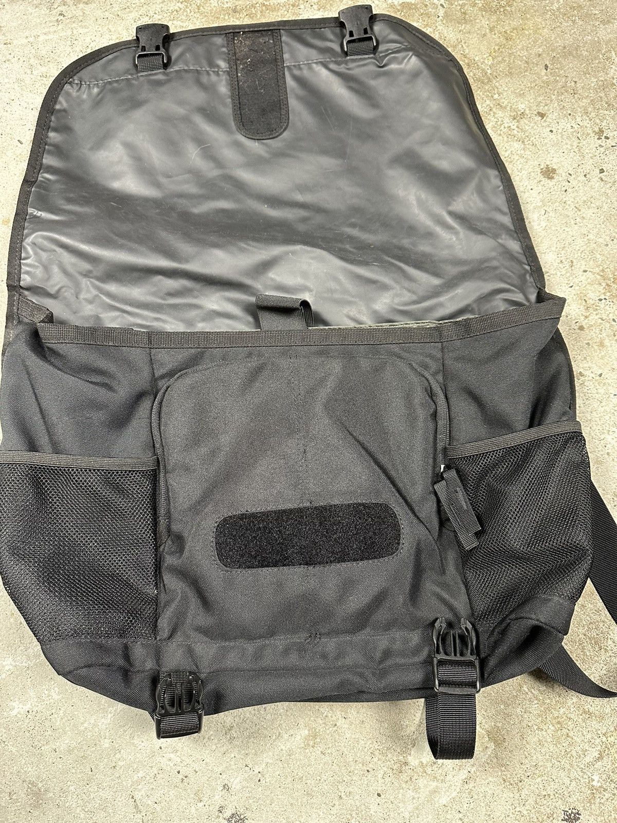 Nike ‼️ Vintage y2k Nike Black Messenger Bag Swoosh Size ONE SIZE - 8 Thumbnail