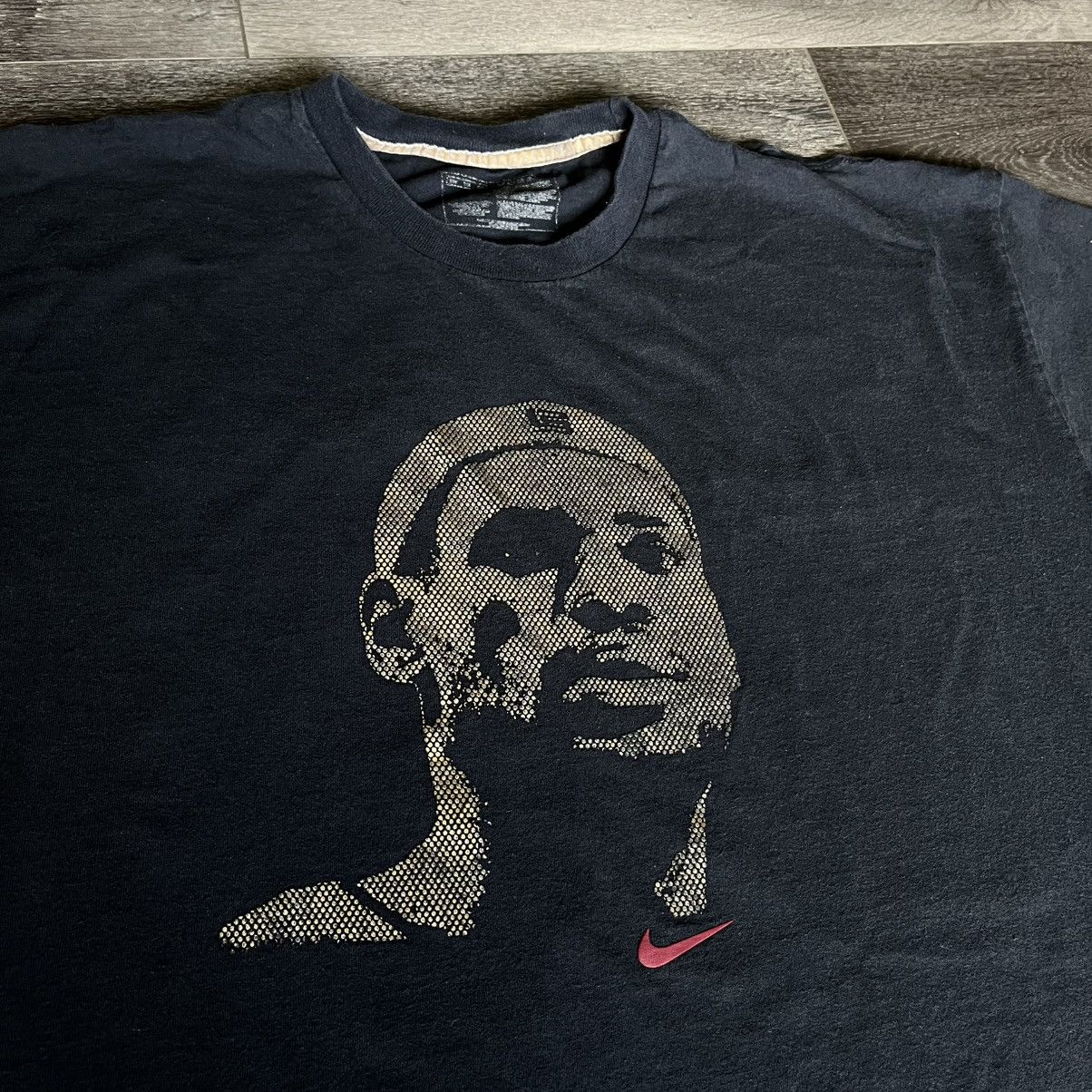 Nike Vintage 2000s Nike LeBron James NBA Face Swoosh Logo T Shirt Size US XXL / EU 58 / 5 - 2 Thumbnail