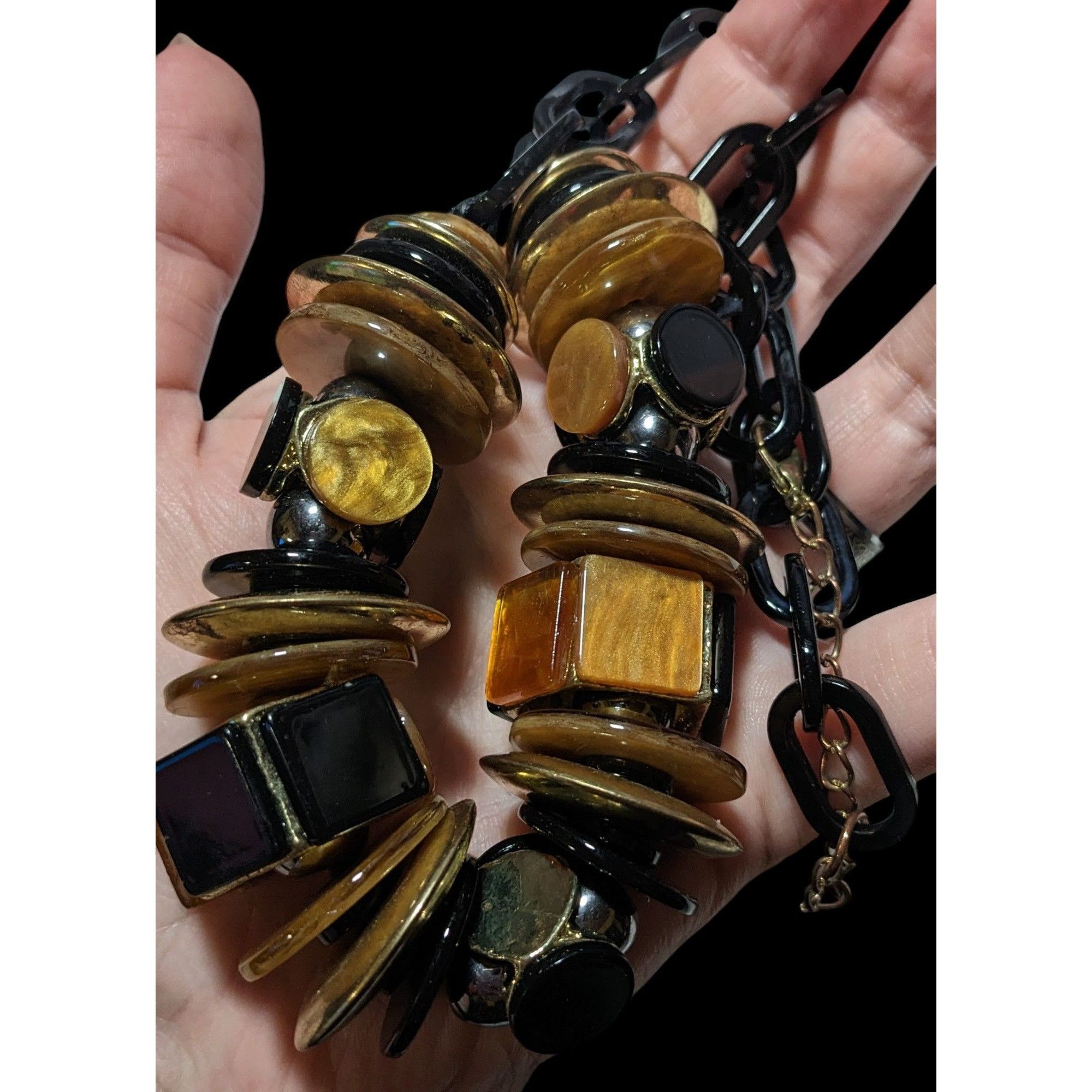 Other Chunky Glam Black And Gold Shell Disc Abstract Necklace Size ONE SIZE - 5 Thumbnail