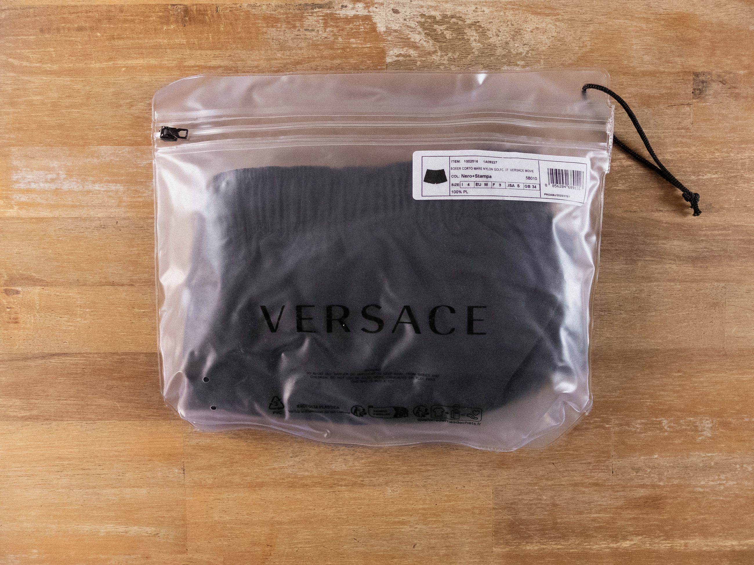 Versace VERSACE black logo film title swim shorts 4 Medium trunks Size US 32 / EU 48 - 13 Thumbnail