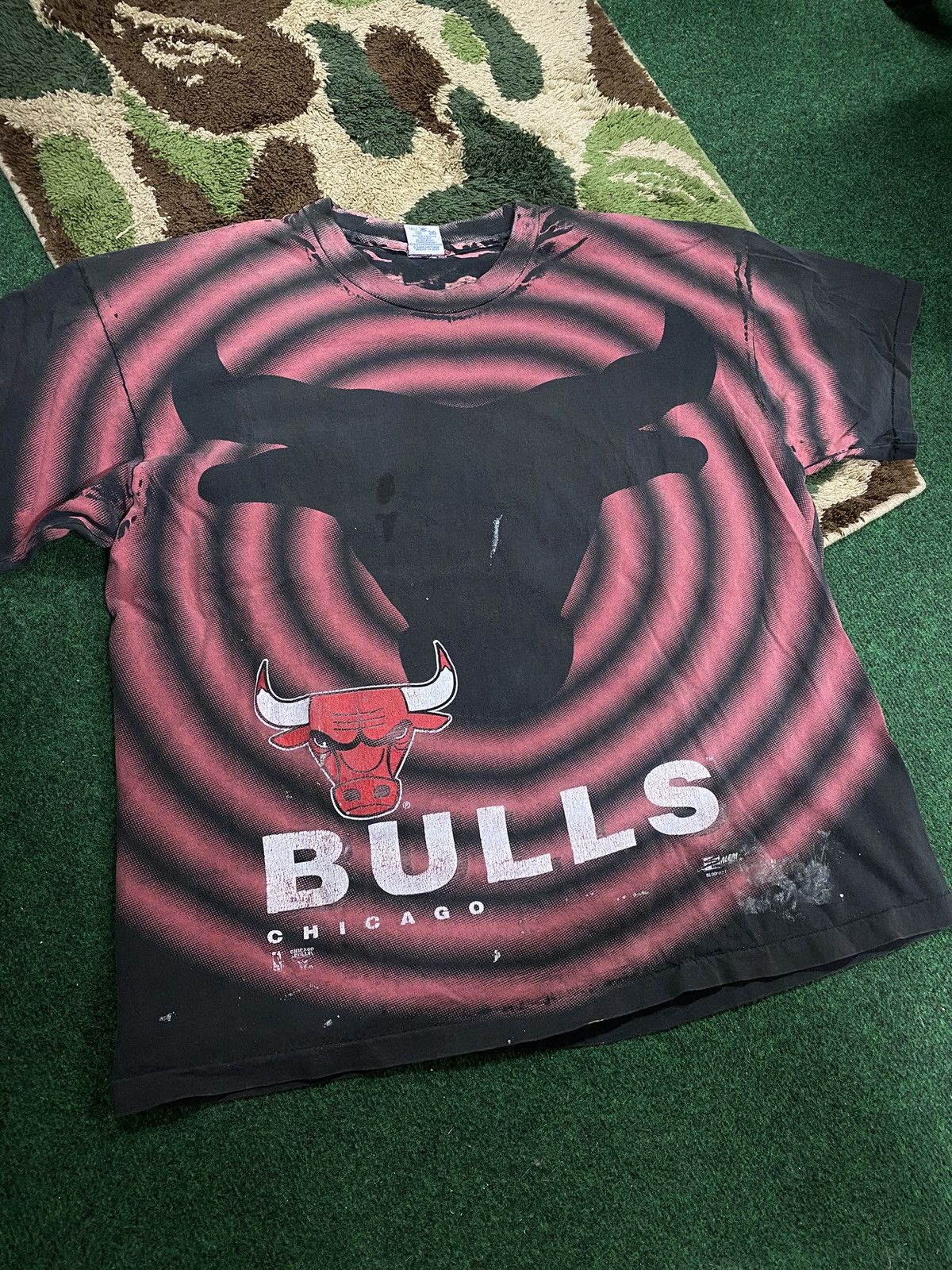 NBA × Vintage Vintage 90’s Chicago Bulls Shadow Tee Shirt Large Size US L / EU 52-54 / 3 - 1 Thumbnail