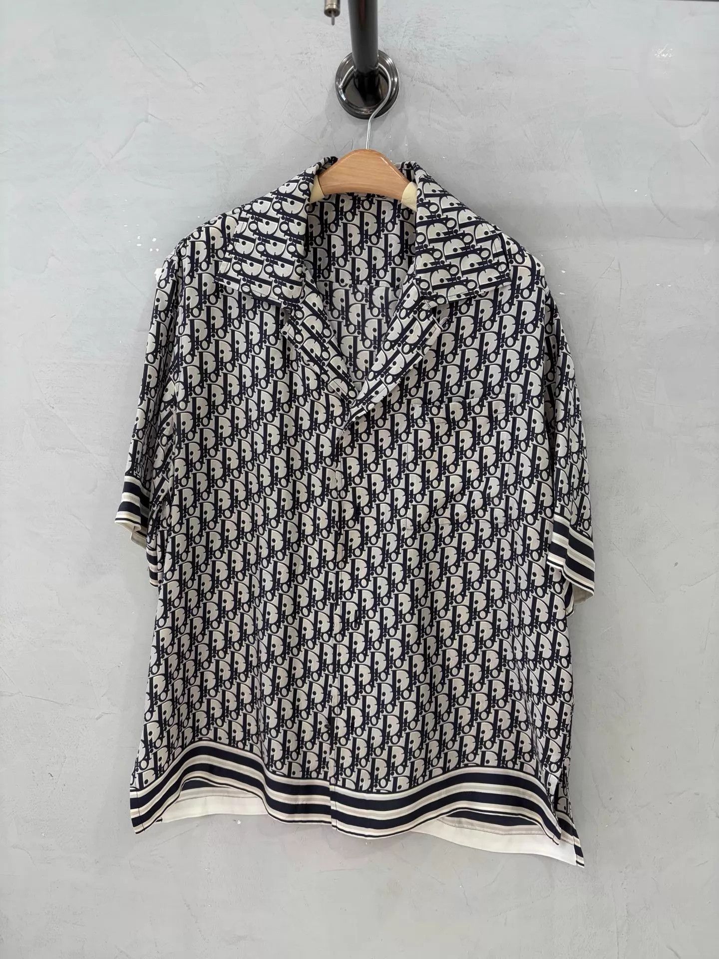 Dior Dior Oblique 100%Silk Oversized Pajama ShortSleeve 38 Mint Size US S / EU 44-46 / 1 - 1 Thumbnail
