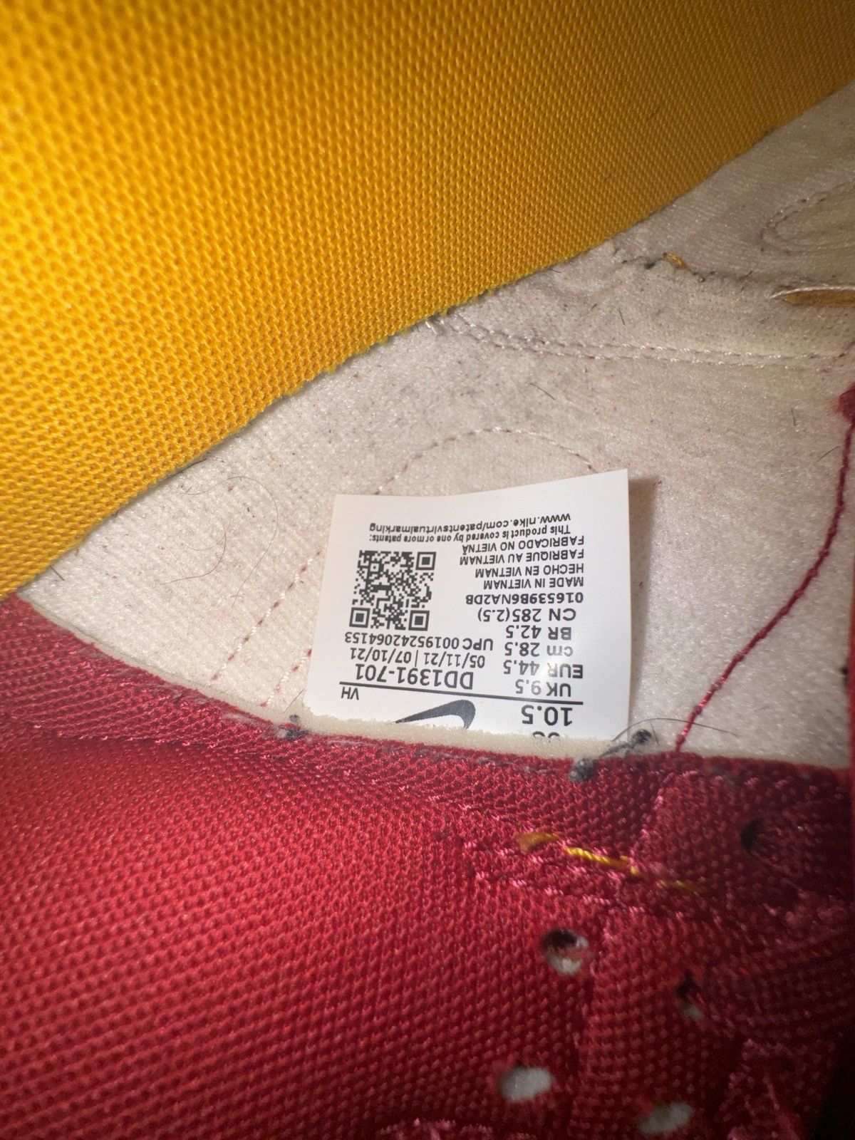 Nike Nike dunk low USC colors Size US 10.5 / EU 43-44 - 2 Thumbnail
