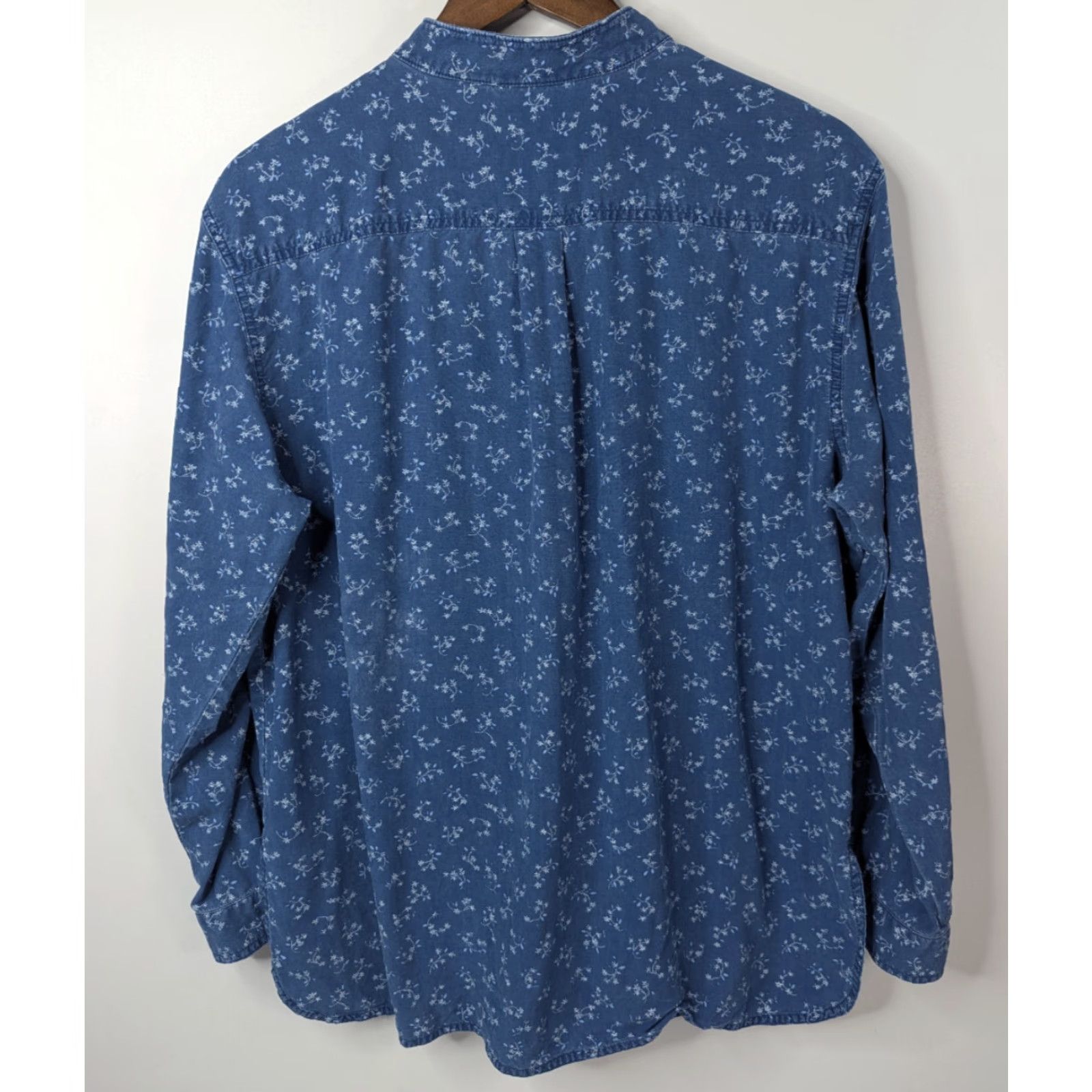 Vintage VINTAGE TravelSmith Button-Up Shirt Womens Sz Large Blue Floral Lyocell Size L / US 10 / IT 46 - 4 Thumbnail