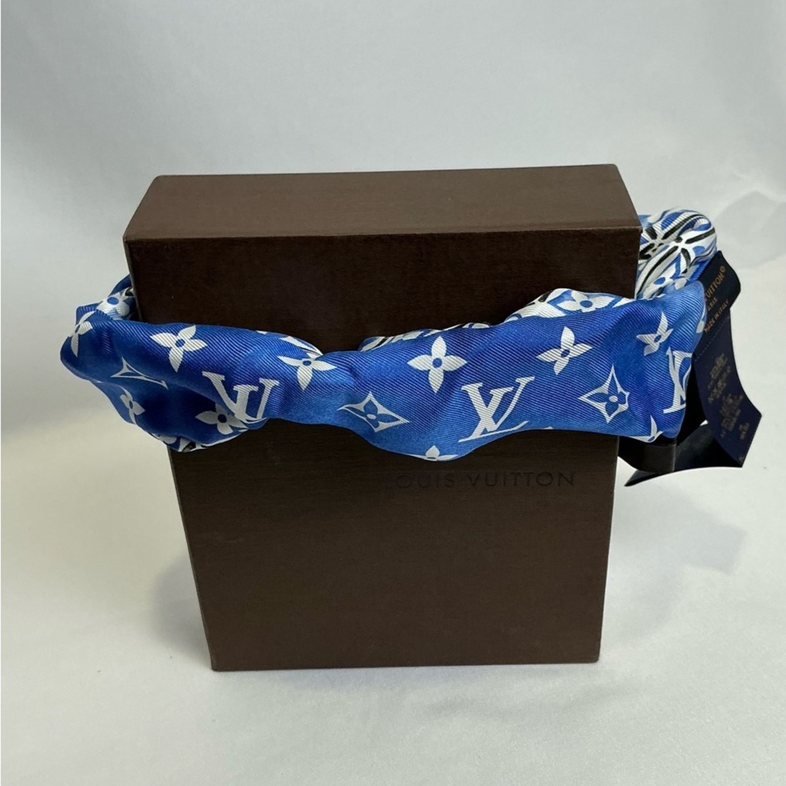 Louis Vuitton Authentic Louis Vuitton Blue White Designer Scrunchie w box Size ONE SIZE - 6 Thumbnail