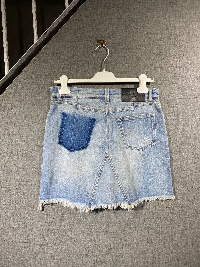 Givenchy Givenchy Women's short skirt Size 28" / US 6 / IT 42 - 2 Thumbnail