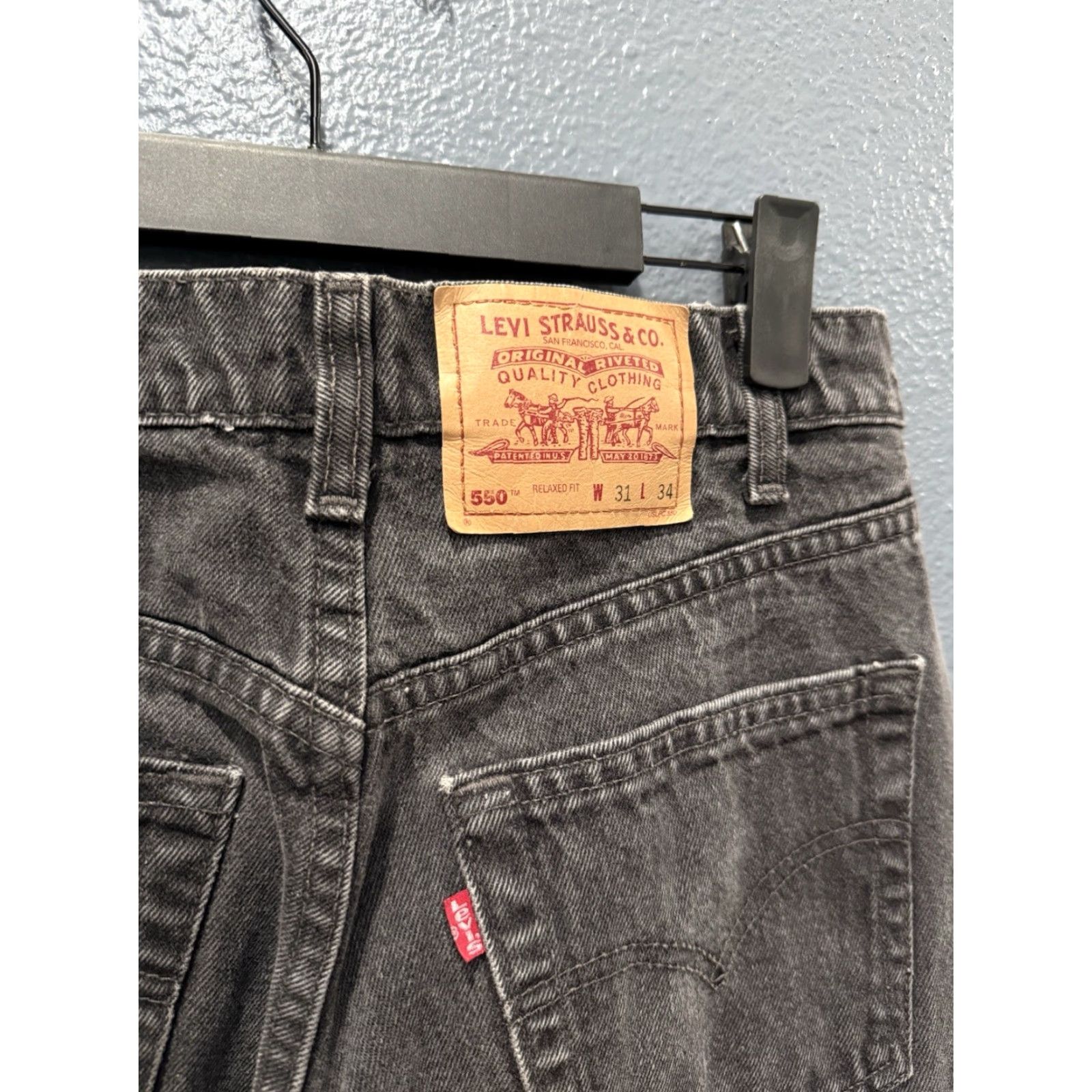 Levi's VINTAGE Levi’s 550 Jeans Men 28 Black 90s Straight Denim Inseam 26 Boys Girls? Size US 28 / EU 44 - 2 Thumbnail