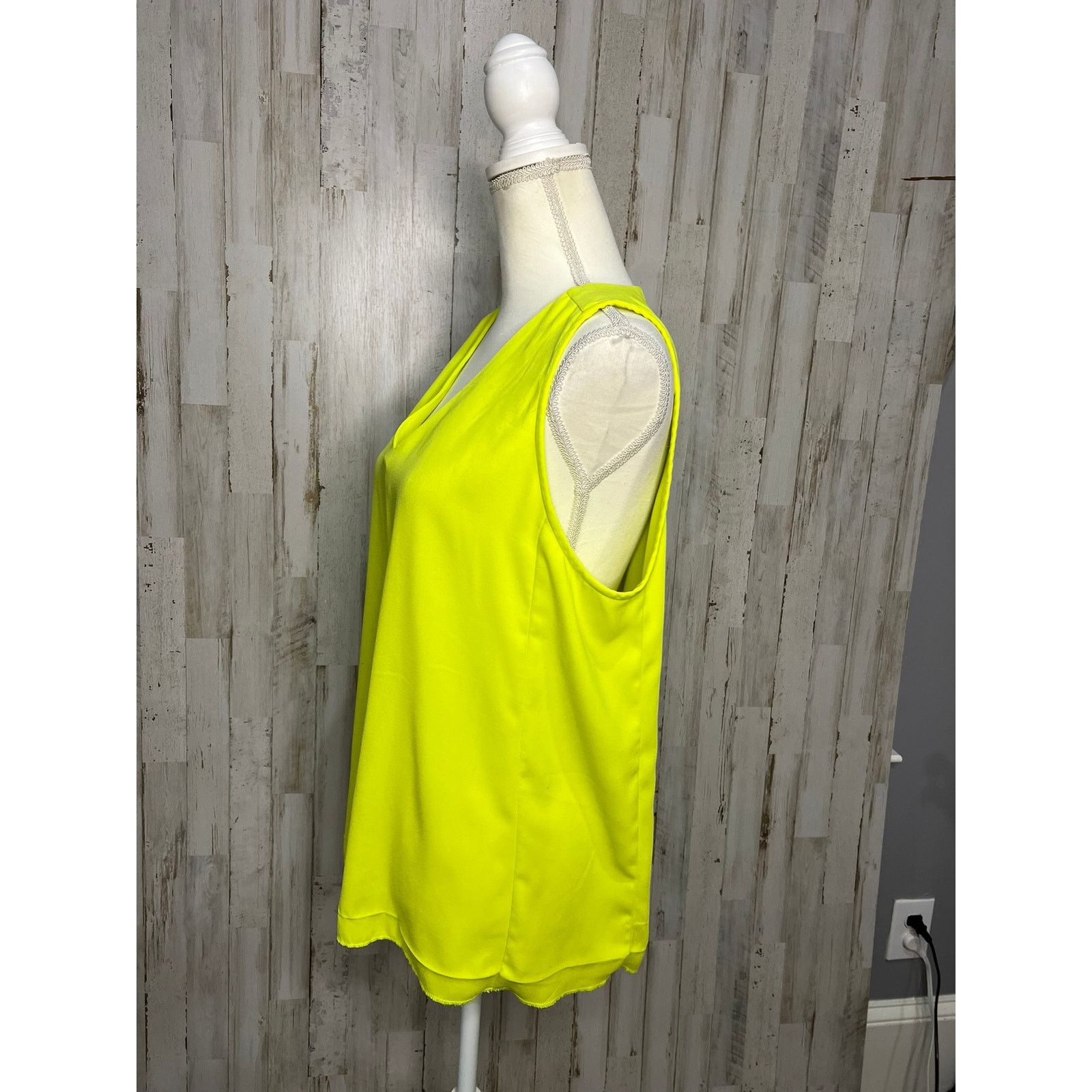 J.Crew J.Crew Women's Sleeveless V-Neck Blouse Size 12 Neon Yellow Size XL / US 12-14 / IT 48-50 - 4 Thumbnail