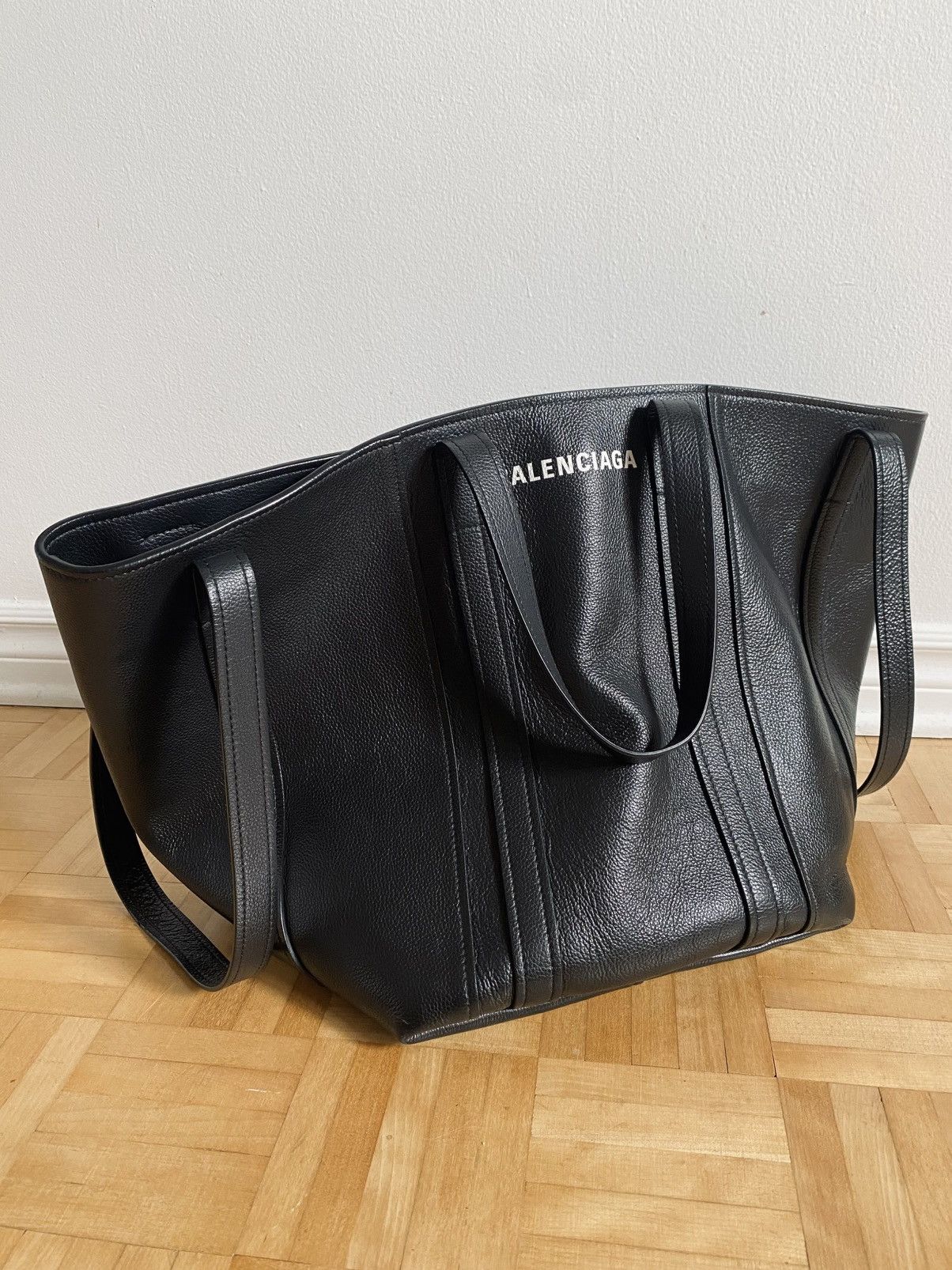 (日本未上陸•新品未使用)xu dog le cagole Black bag 日本未上陸•新品未使用)xu dog le cagole Black bag - メルカリ