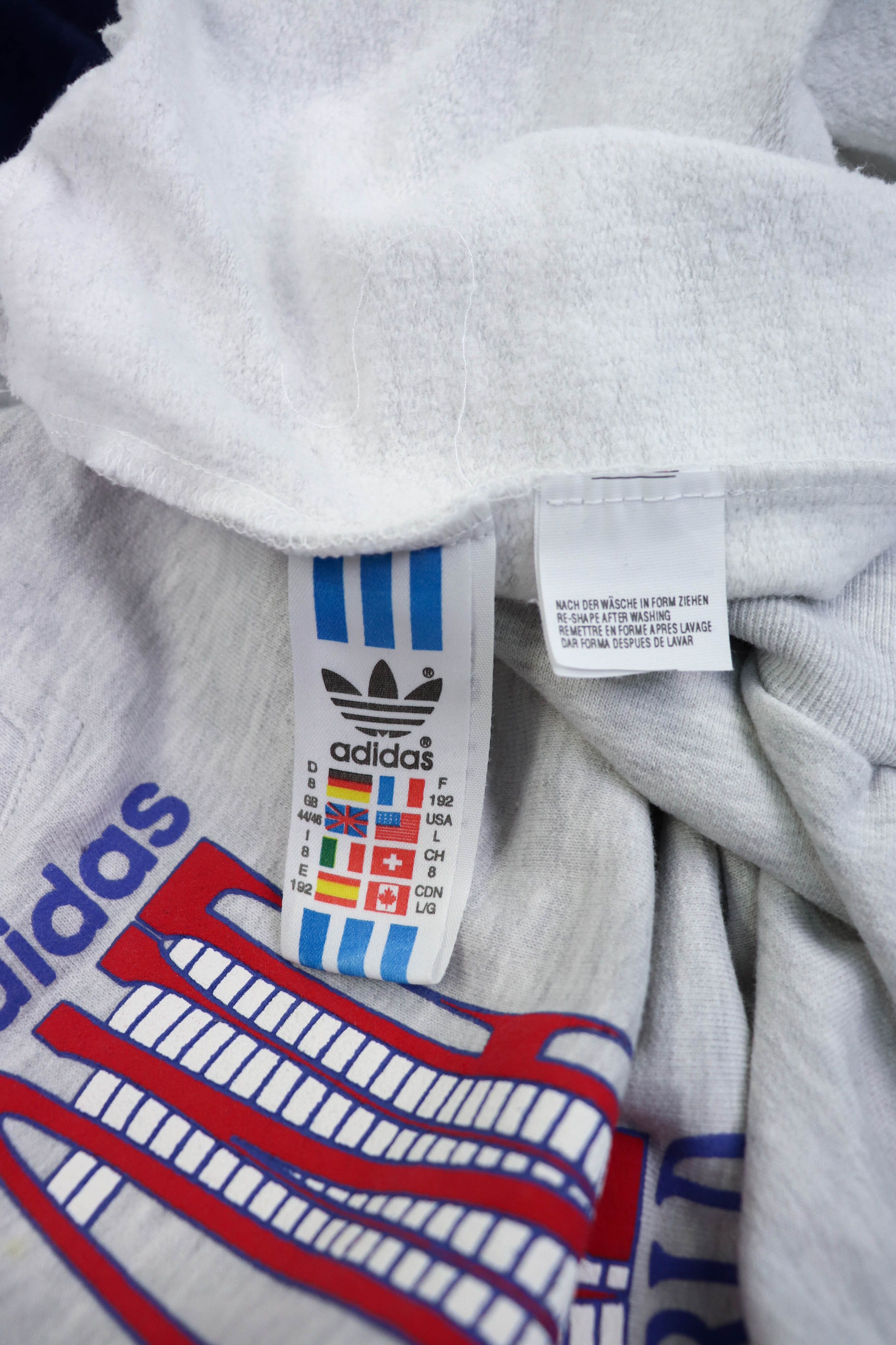 Adidas Adidas 90s Vintage One World Graphics Sweatshirt Size US XL / EU 56 / 4 - 10 Thumbnail