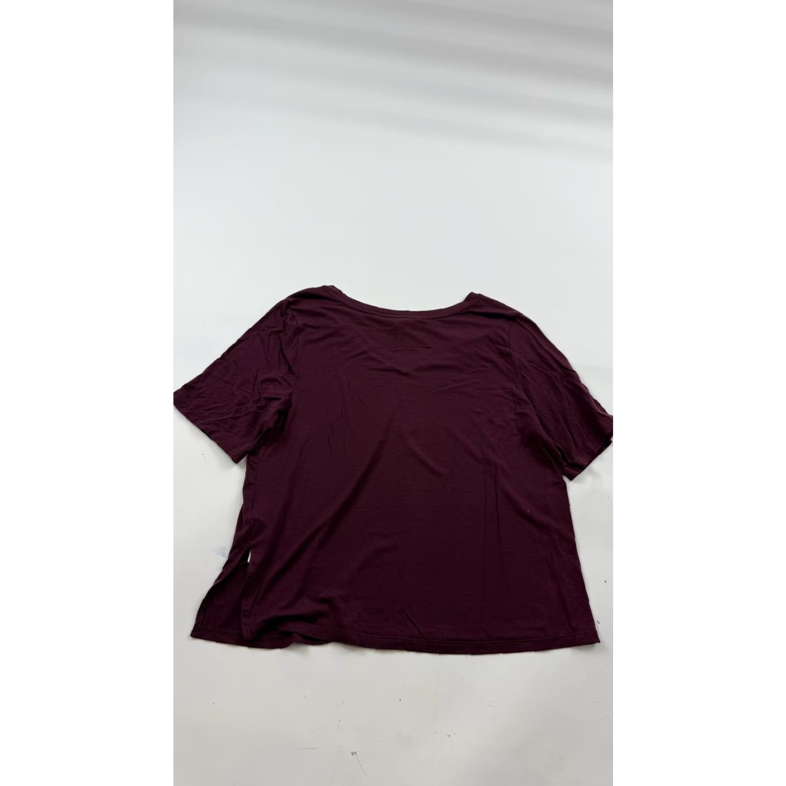 Athleta Athleta Shirt Womens Small Burgundy V-Neck Short Sleeve Side Slit Lightweight Size S / US 4 / IT 40 - 6 Thumbnail